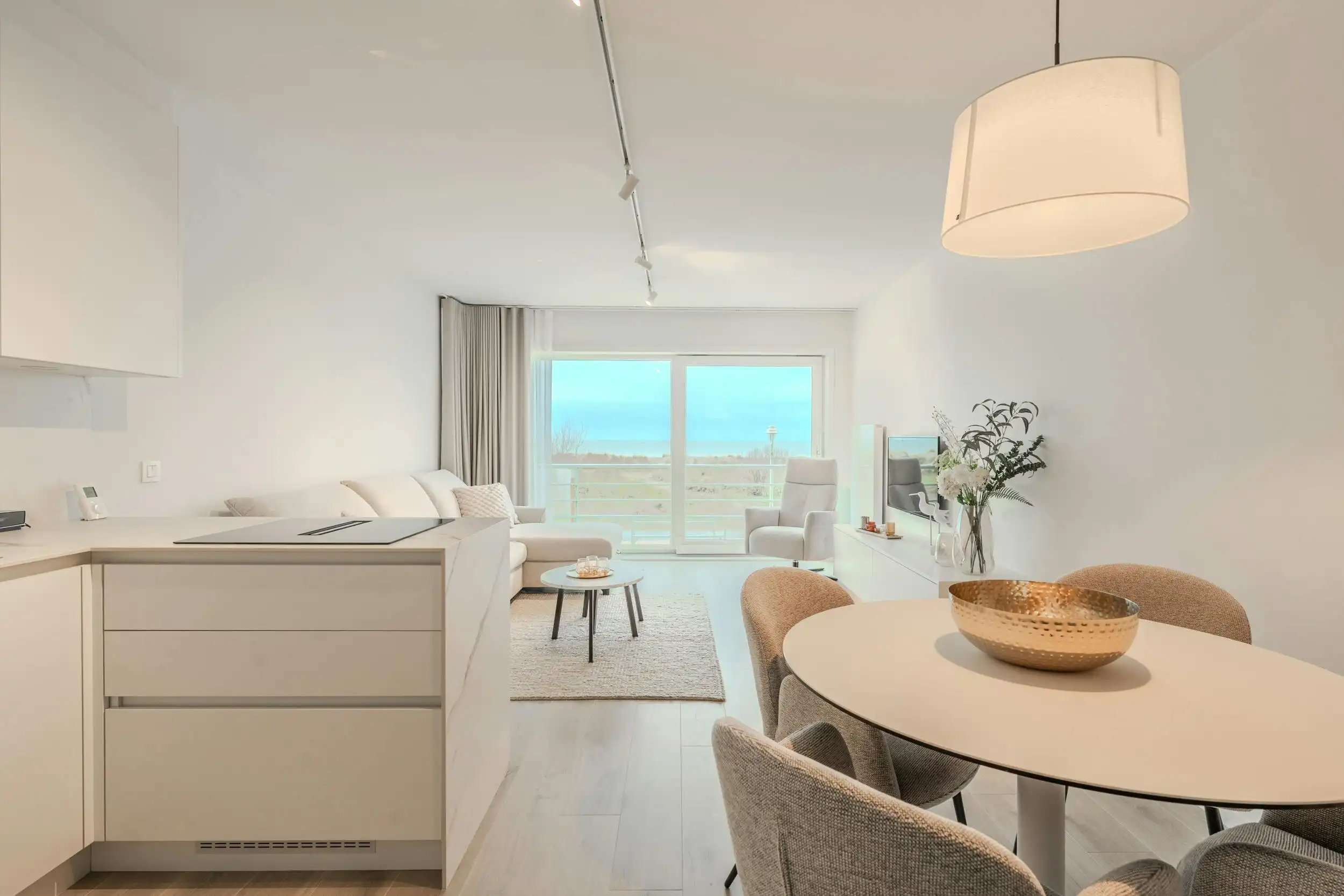 High-end gerenoveerd appartement met frontaal zeezicht. foto {{pictureIndex}}