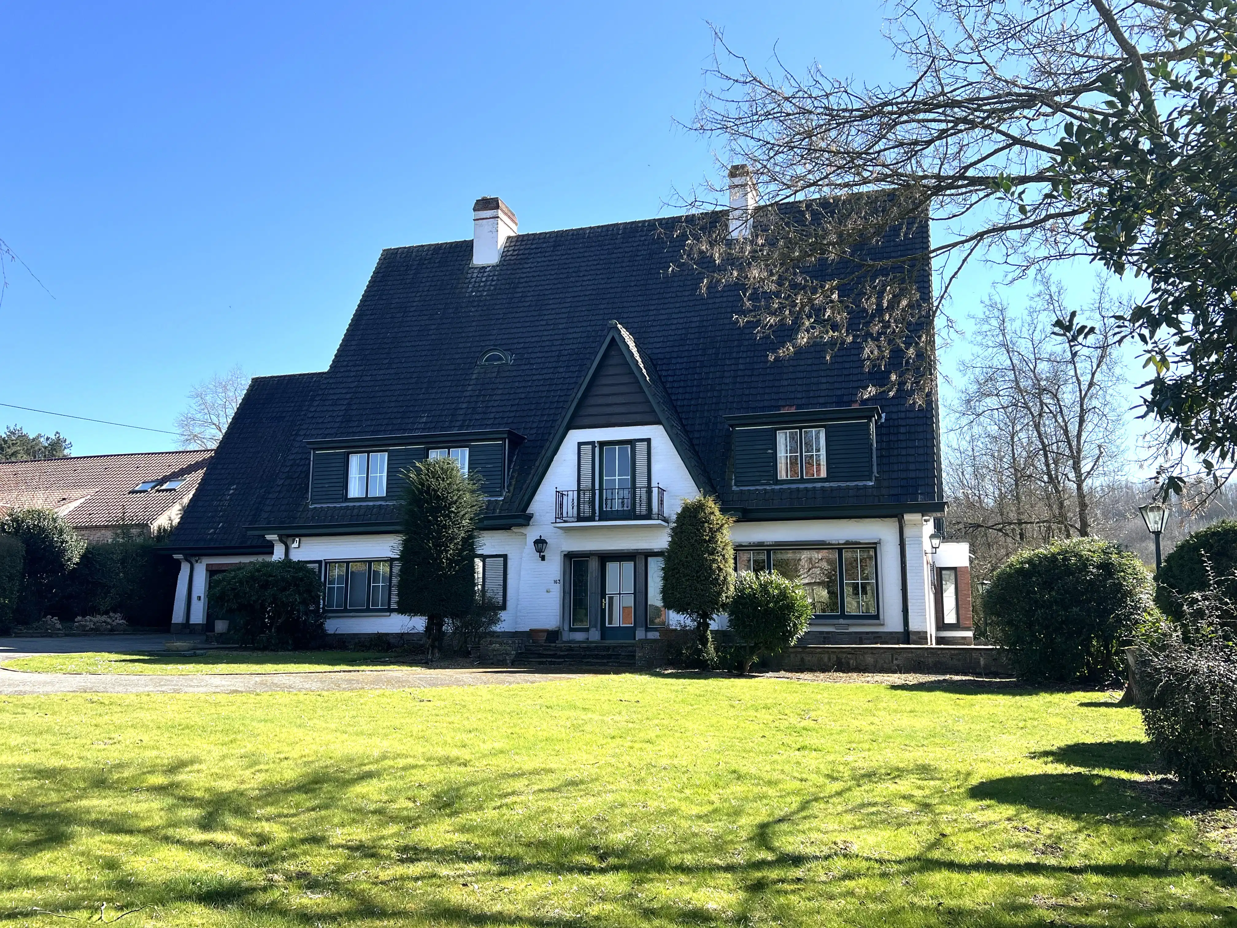 Uniek landhuis op een terrein van 3870m² met aangelegde zuidgerichte tuin en garage!  foto 4