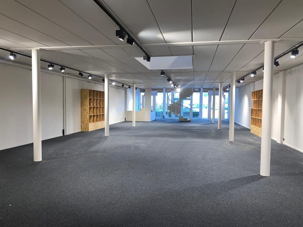 Instapklare Showroom van 500m² op commercieel centrum Pottelberg  foto 3