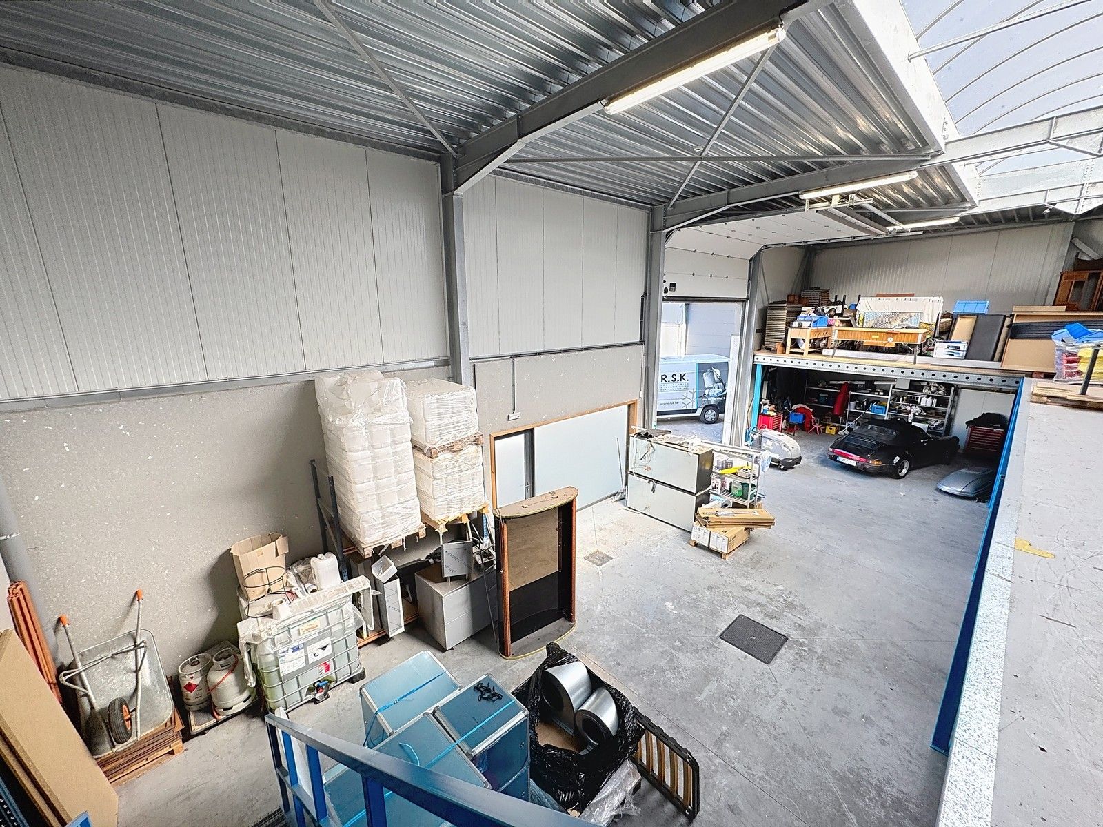 Instapklare OPSLAGRUIMTE (260m2) met mezzanine (150m2) te huur op  een uitstekende ligging te Veurne! foto 7