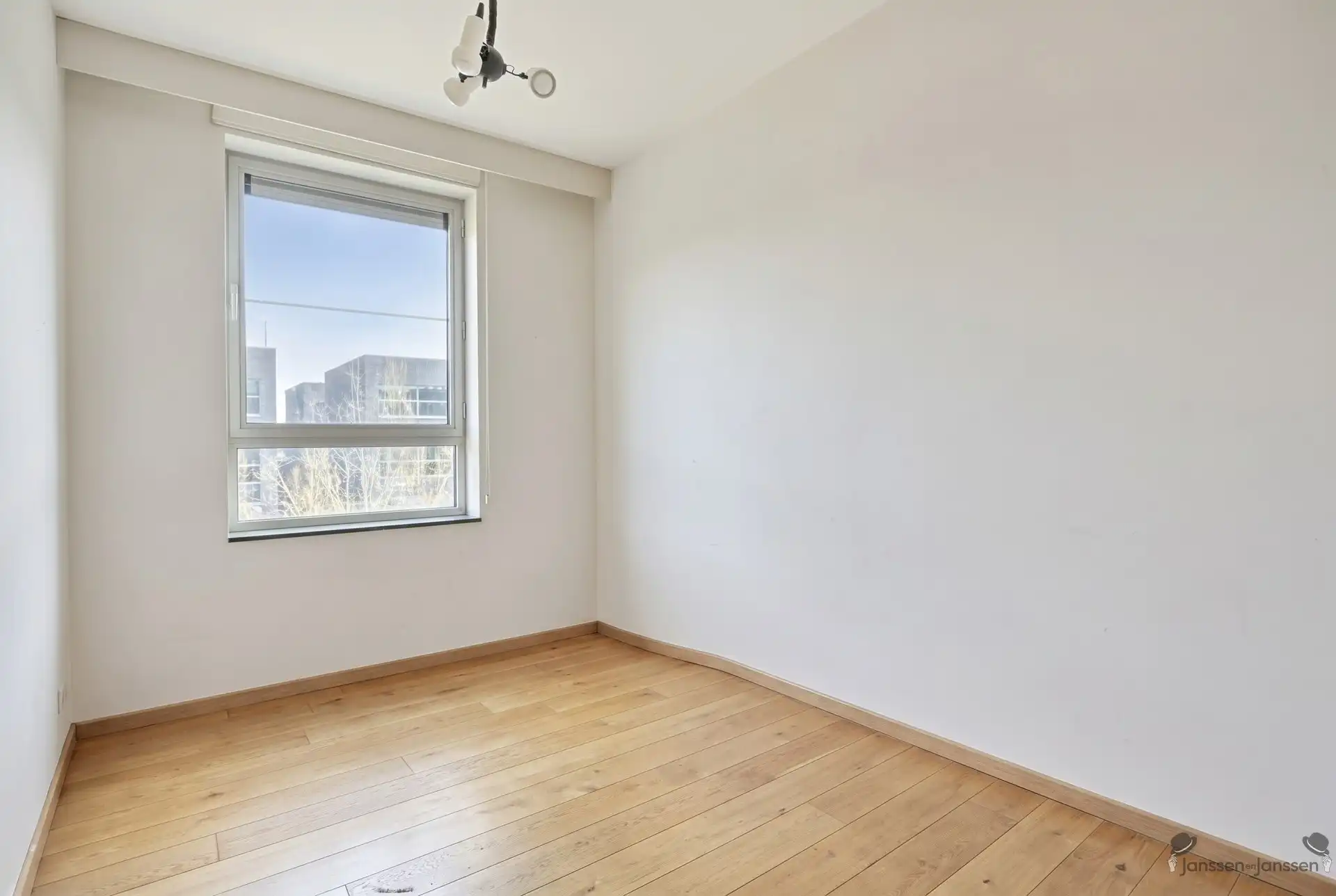 Ruim appartement met 3 slpk's, terras en 2 ondergrondse staanplaatsen foto 14