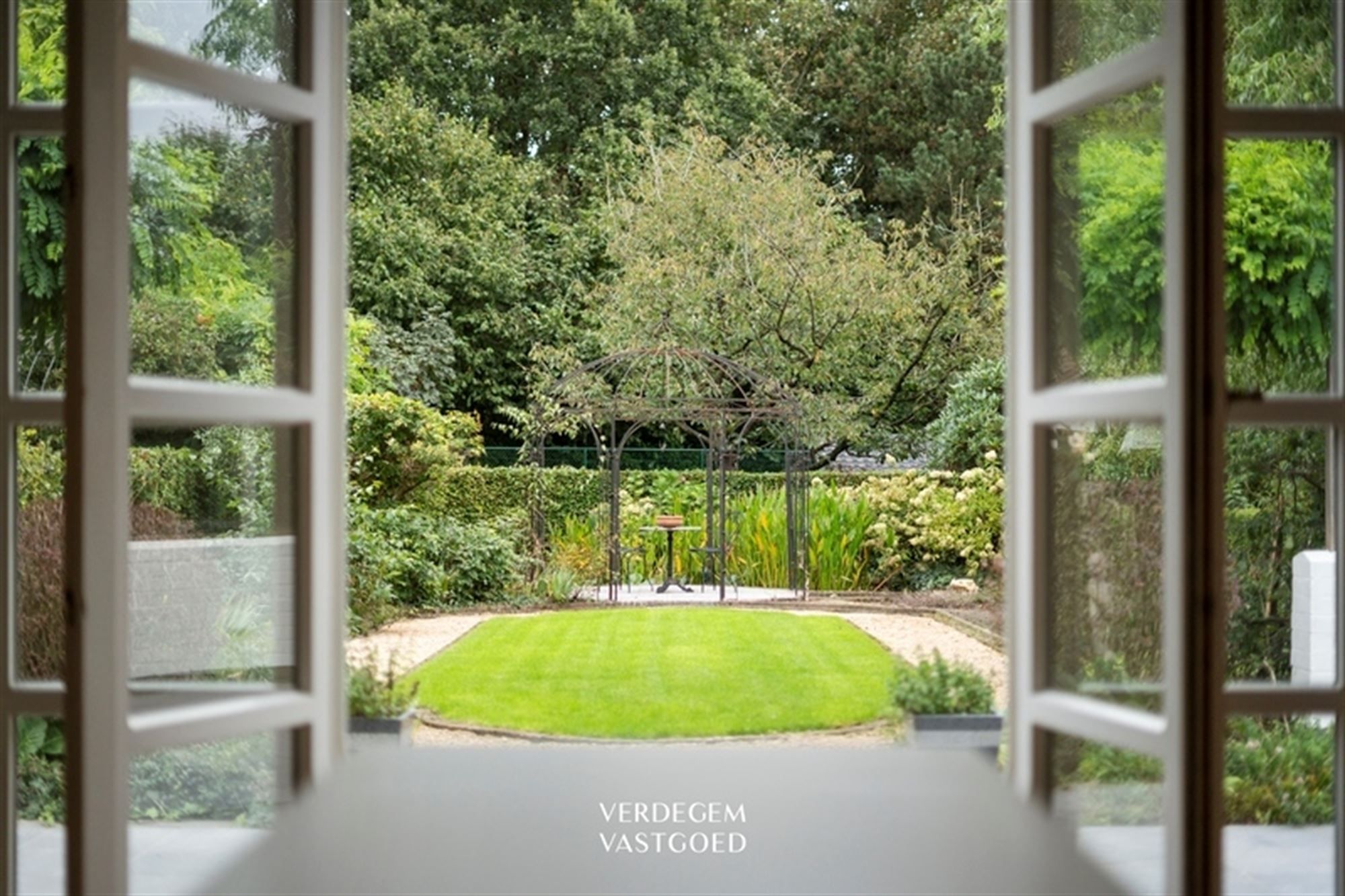 Heerlijk wonen in sfeervolle villa met 6 slaapkamers en mooie tuin foto 8