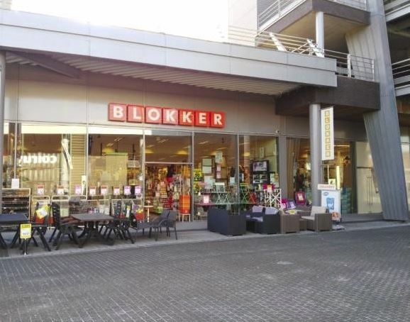 Handelspand in retailpark 'Kloosterbempden' foto {{pictureIndex}}