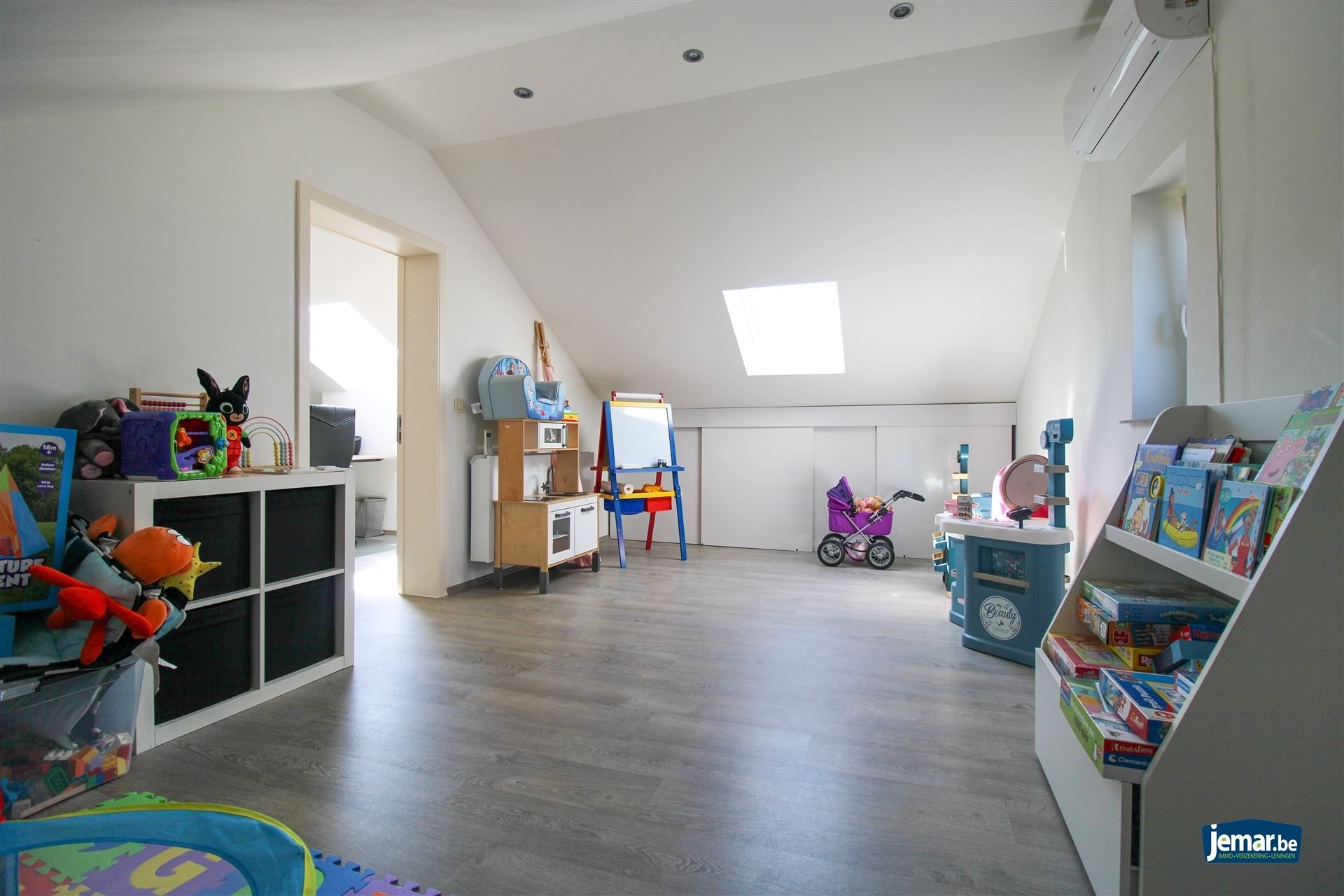 Instapklare gezinswoning met 5 slaapkamers gelegen op ruim perceel met verwarmd zwembad op ideale locatie te Maasmechelen! foto 17