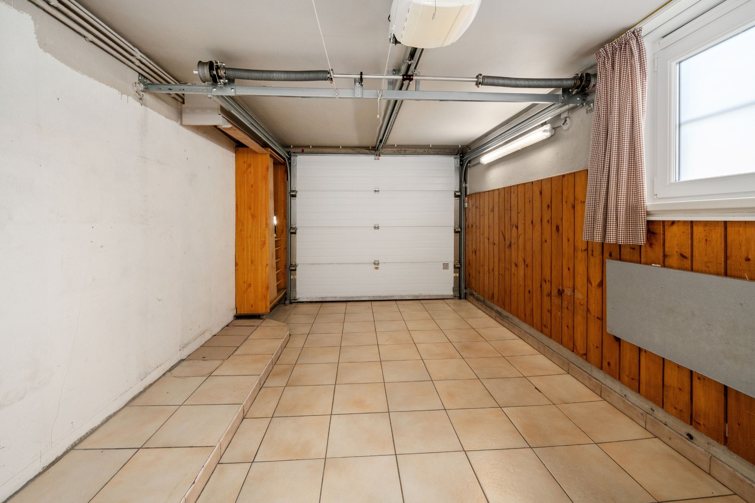 Op te frissen rijwoning op 197m2 in een centraal gelegen buurt foto 14