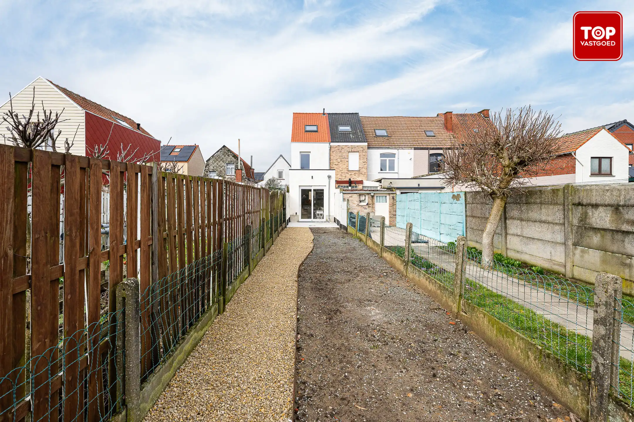 Totaal gerenoveerde woning met 3 slaapkamers, tuin en garage.  foto {{pictureIndex}}