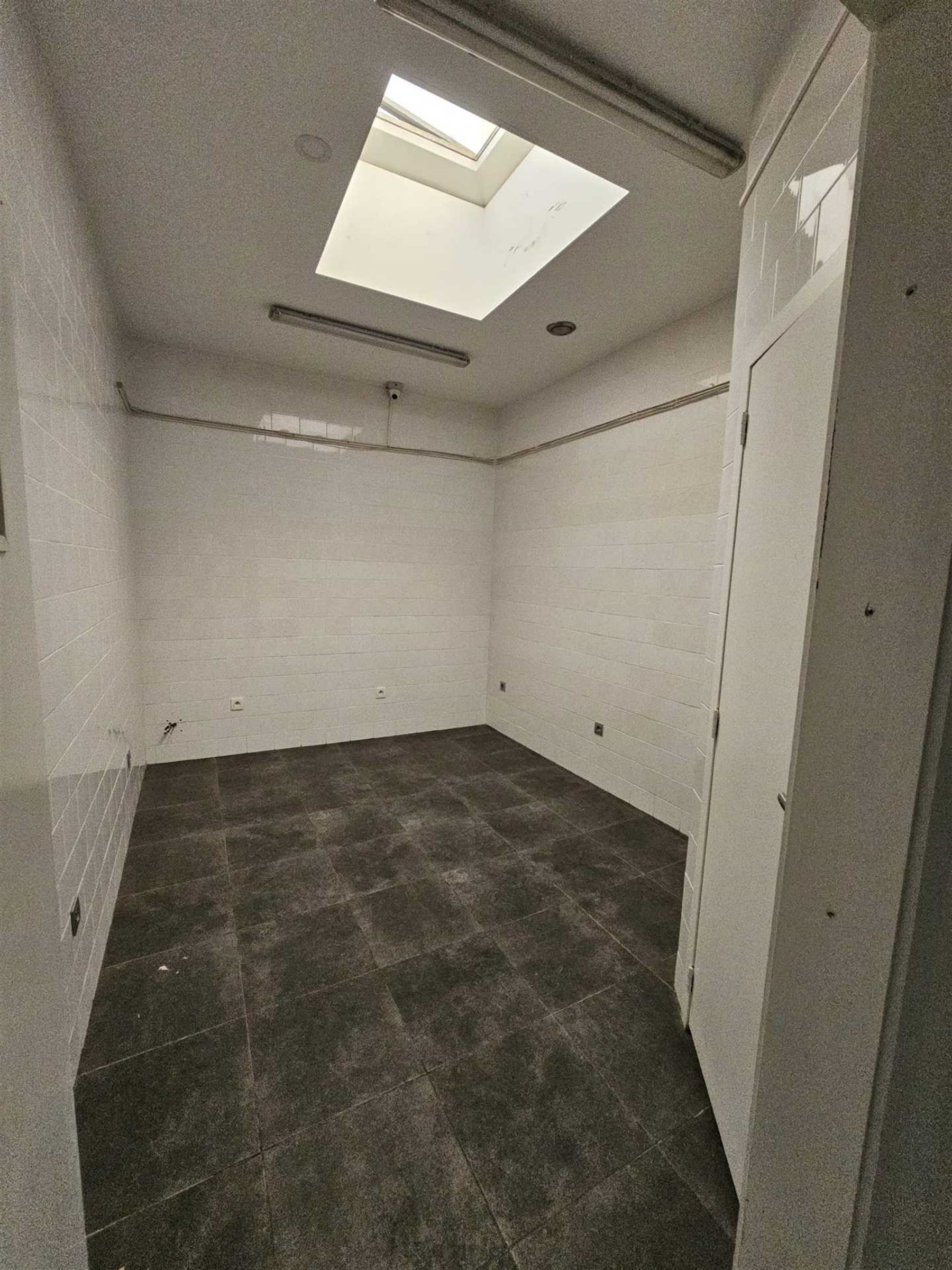 Zeer ruim handelsgelijkvloers op de Gitschotellei! foto 8