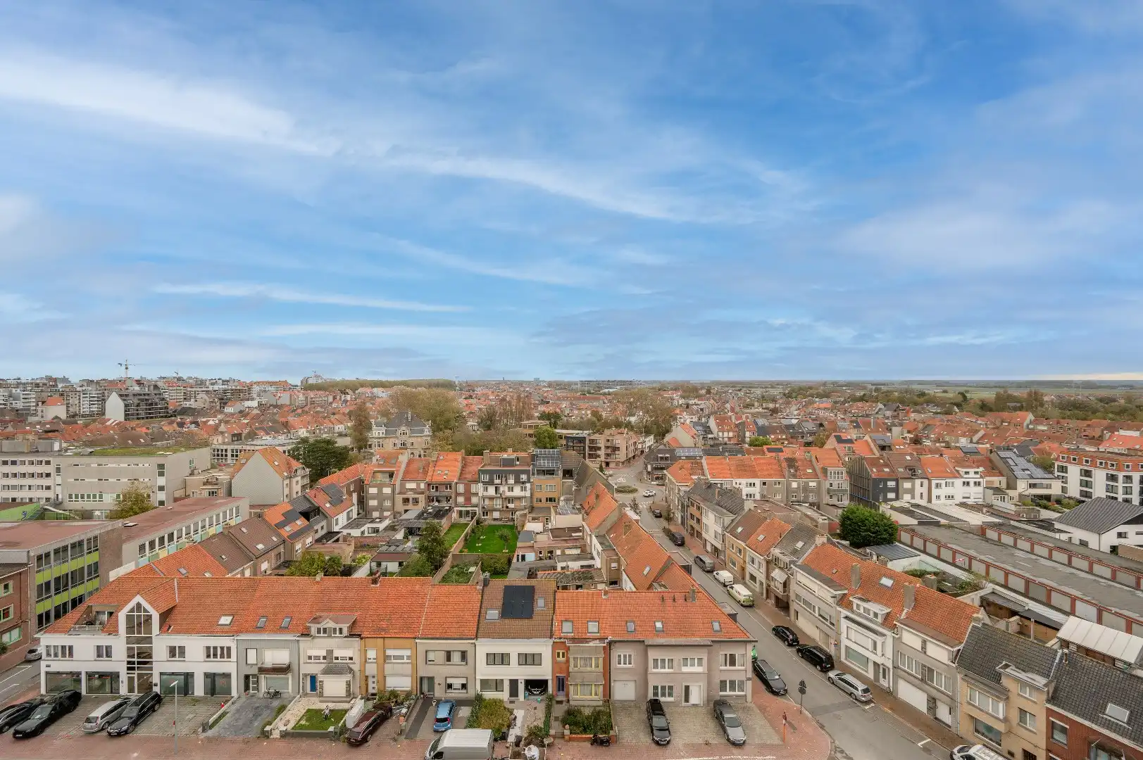 HOOST is een iconische toren met een expressief gevelontwerp op enkele honderden meters van de zee foto 3