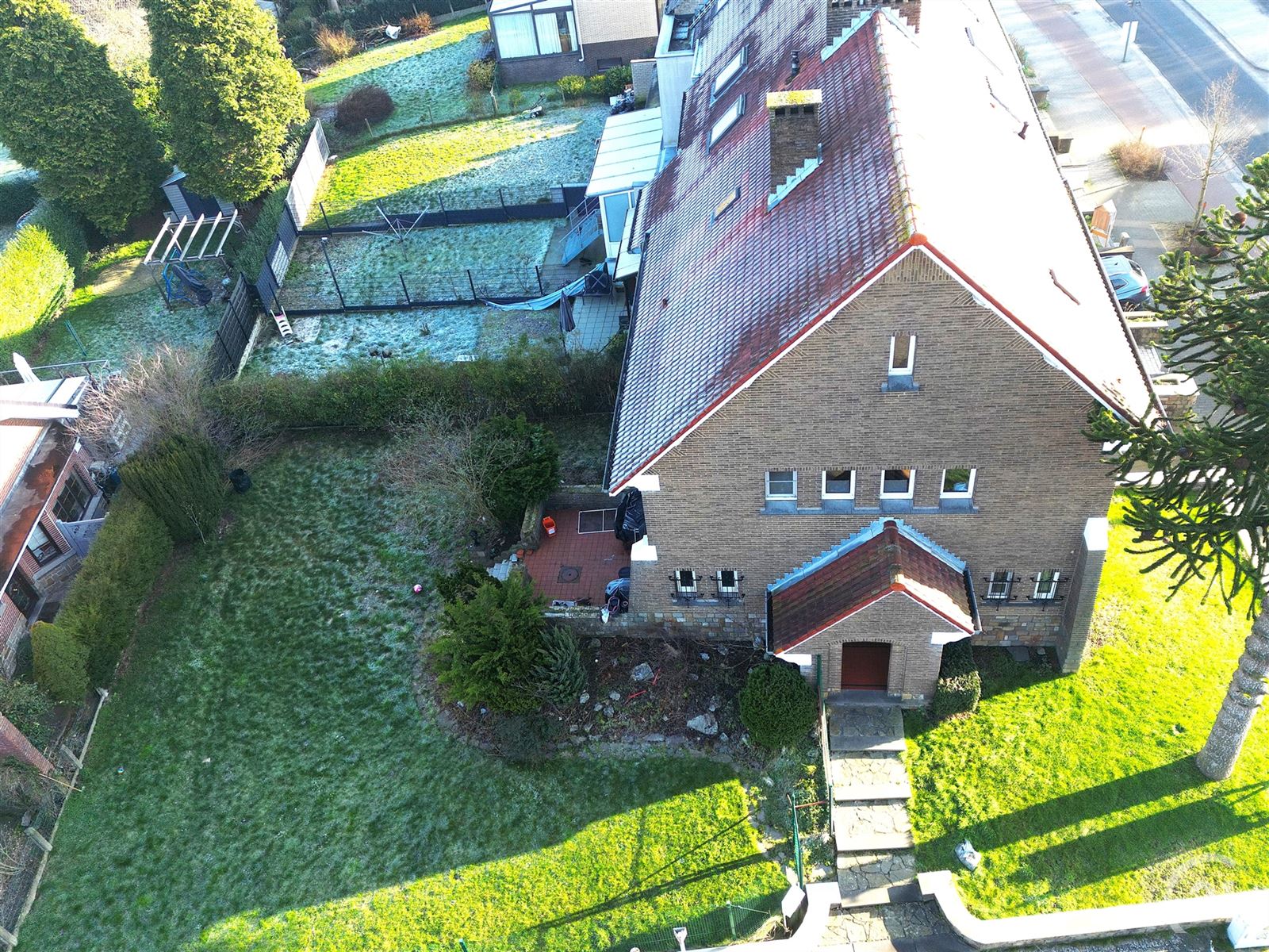 Karaktervolle driegevel villa met grote garage foto 40