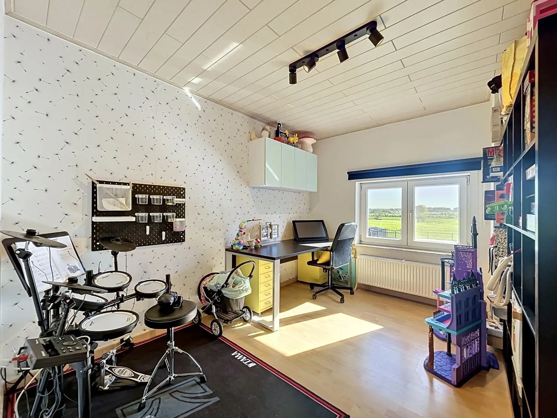 Ruime (264m²) strakke woning met vier slaapkamers en garage op perceel van 693m². foto 16
