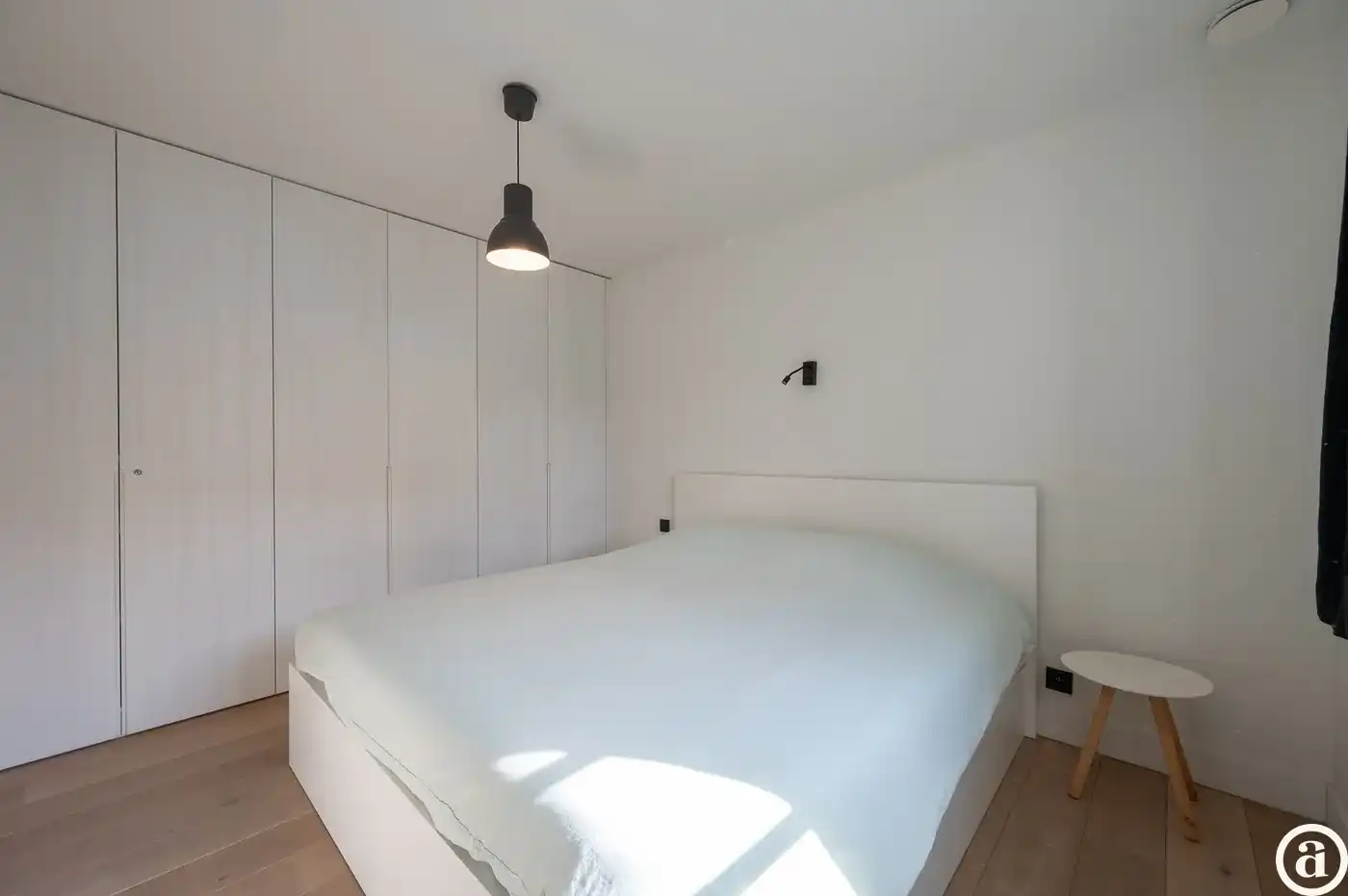 Ruime, recente hoekwoning gelegen vlakbij de groentenmarkt   foto 12