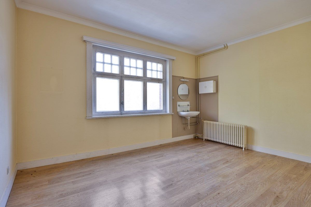 Te renoveren karaktervolle herenwoning op een prachtig perceel van 56 are. foto 13