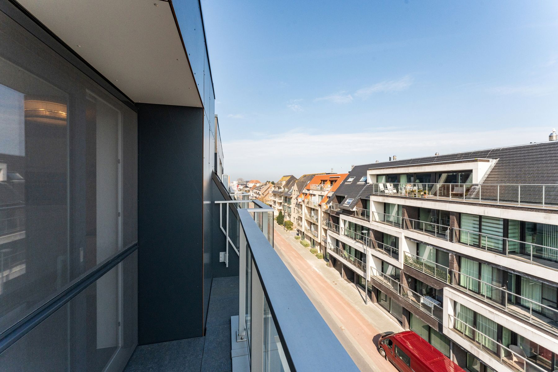 Recent appartement met autostaanplaats en berging foto 10