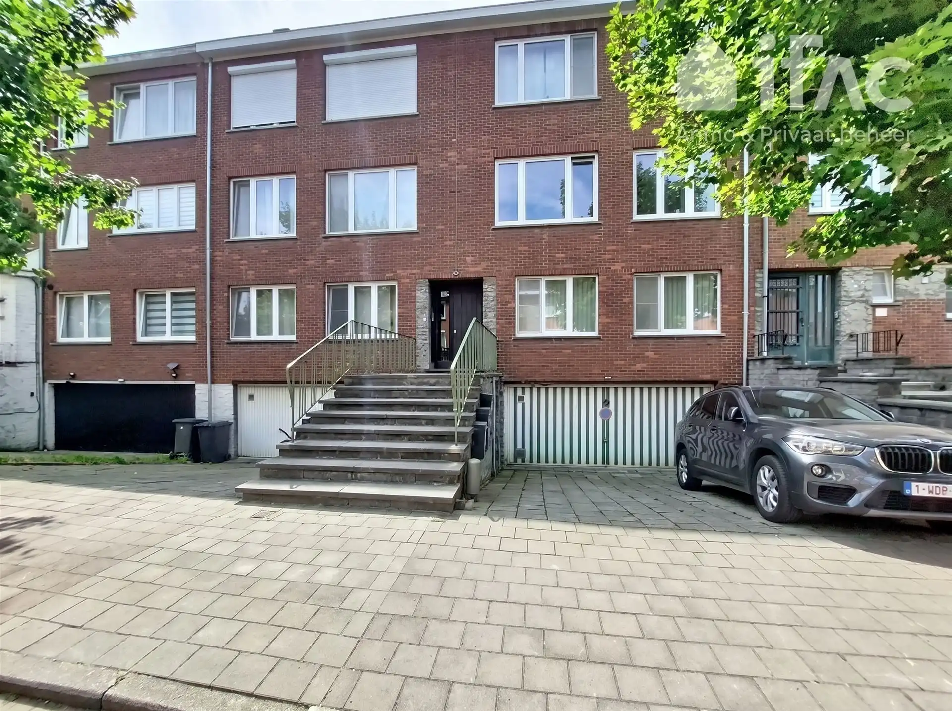 Gerenoveerd 2-kamer appartement met 27m² zonneterras. foto {{pictureIndex}}