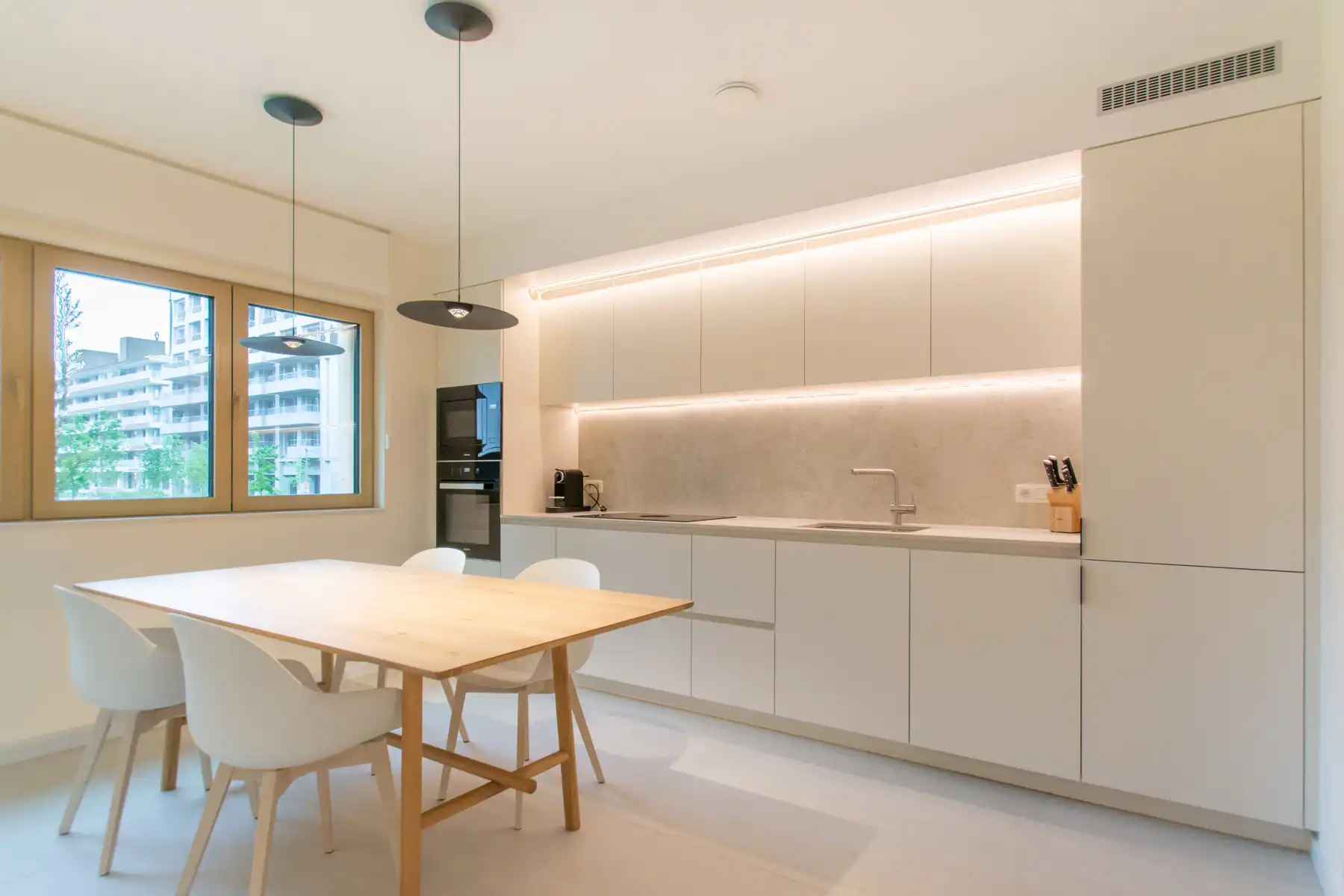Prachtig gemeubeld 3 kamer appartement met mooi terras foto 3