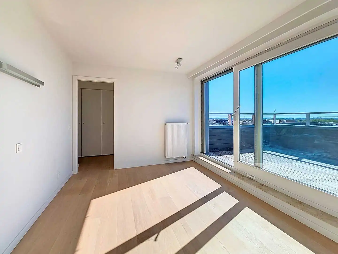 Luxueuze penthouse met zijdelings zeezicht en terras foto 6