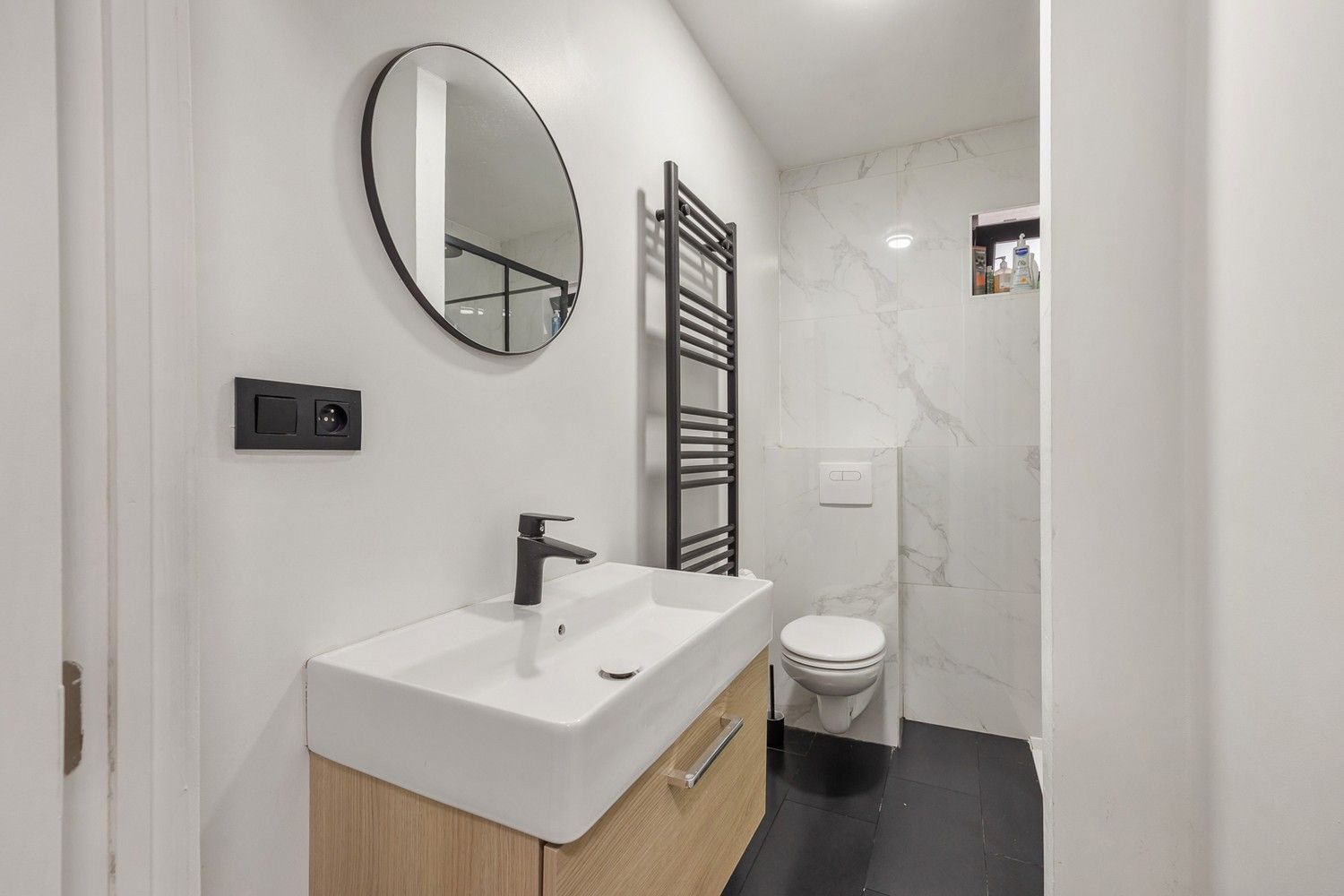 Instapklare, volledig gerenoveerde woning met hoge plafonds en zonnige tuin (±100m²) in hartje Hemiksem foto 12