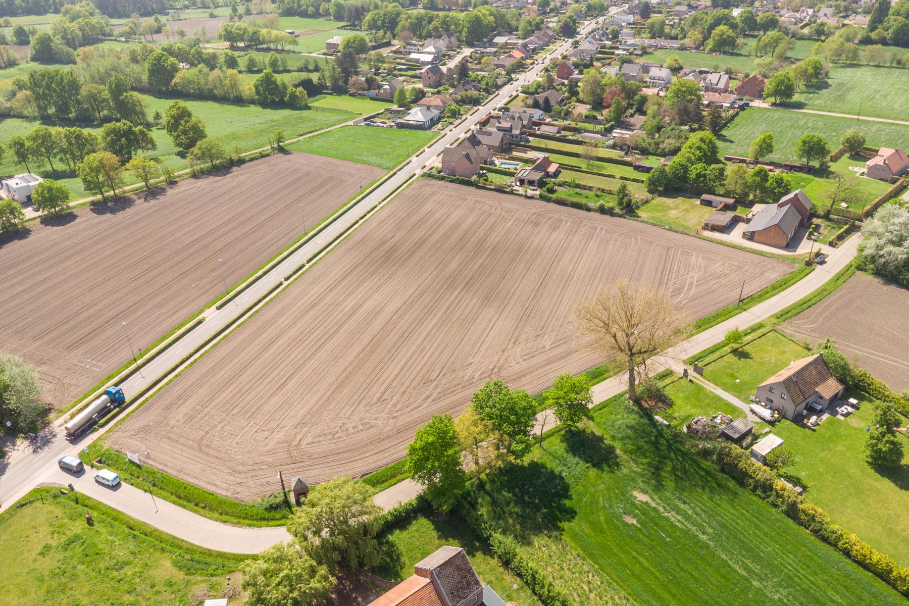Uitgestrekte landbouwgrond van bijna 3 hectare. foto 2