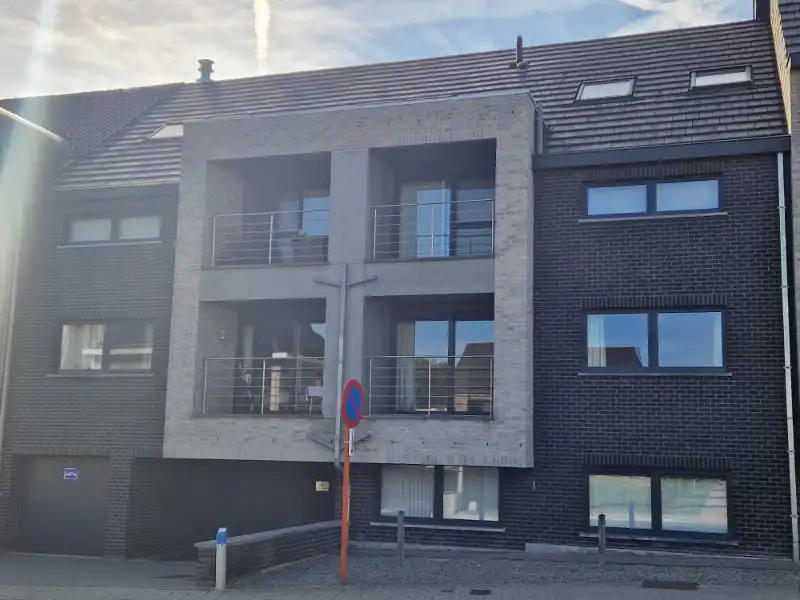 Gezellig appartement met twee slaapkamers, garage en groot terras foto {{pictureIndex}}