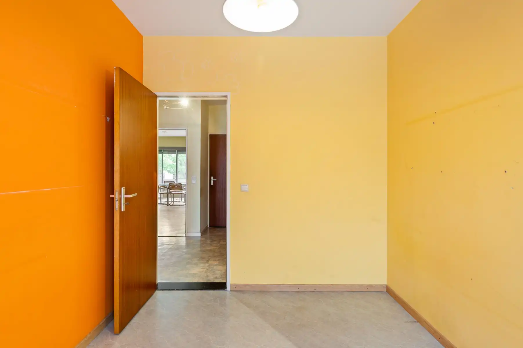 Te renoveren appartement met garage op uitstekende ligging foto 12