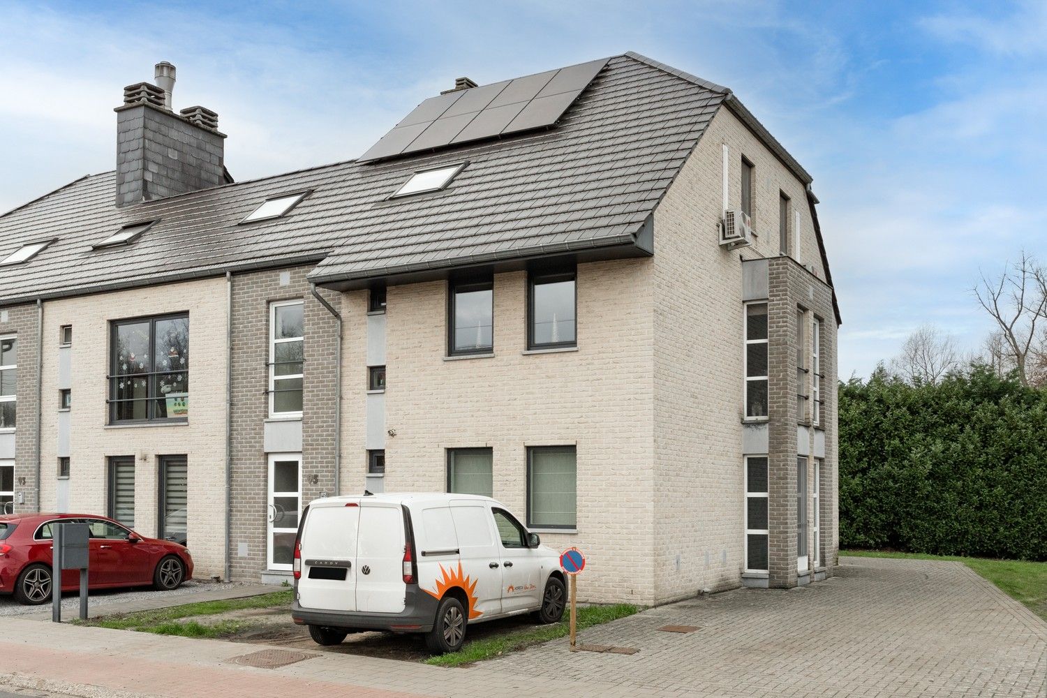 Ruim duplex appartement met 3 slaapkamers, staanplaats en berging te Pelt foto {{pictureIndex}}