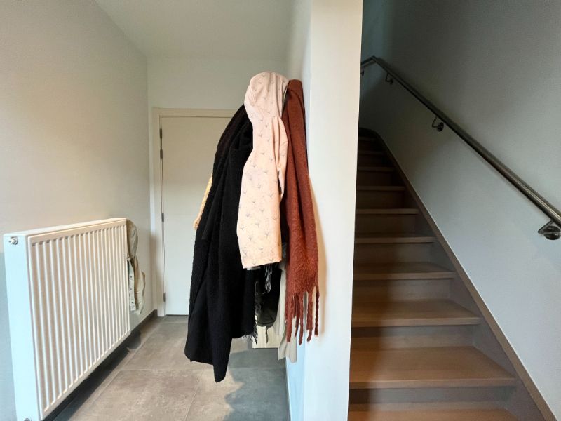 RECENTE WONING MET DRIE SLAAPKAMERS - ZONOVERGOTEN TUIN EN GARAGE foto 2