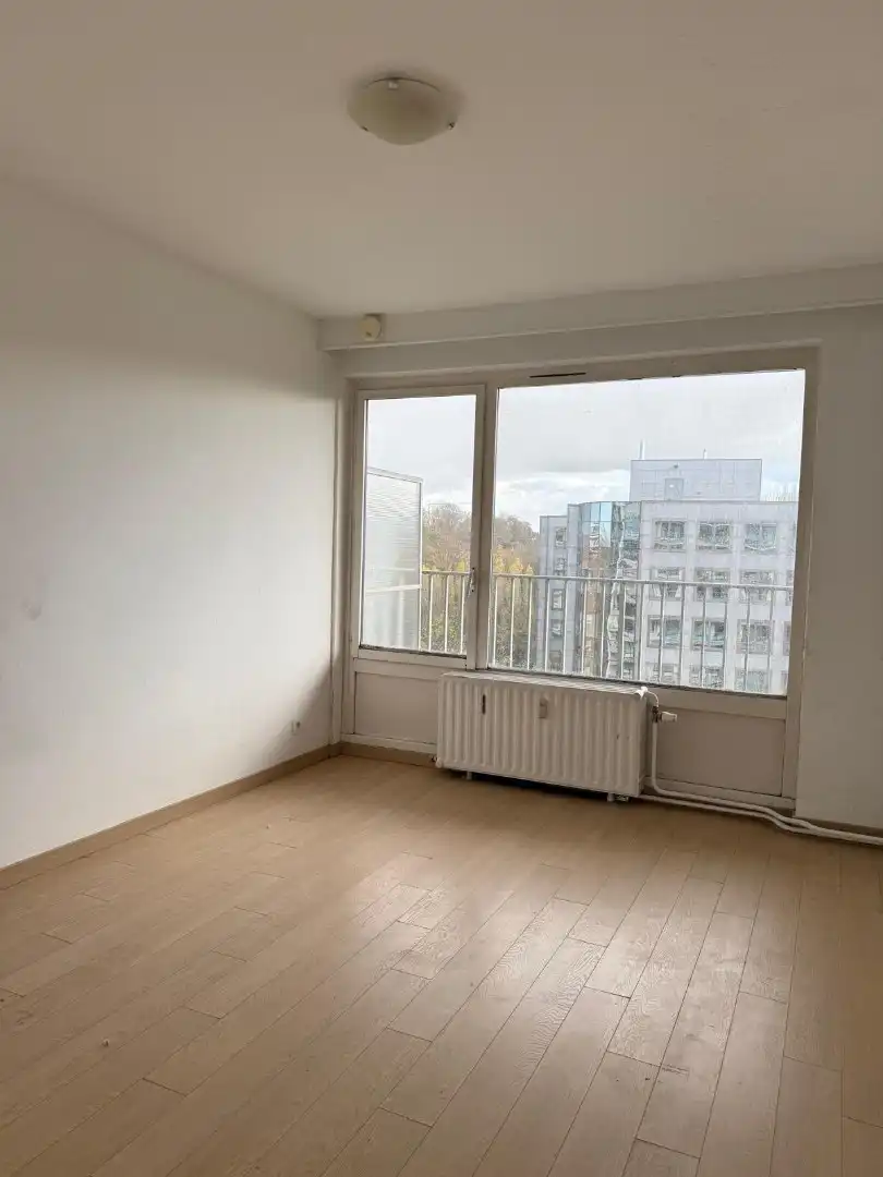 Een op te frissen appartement van ca. 75m² met oa. 2 slaapkamers foto 2