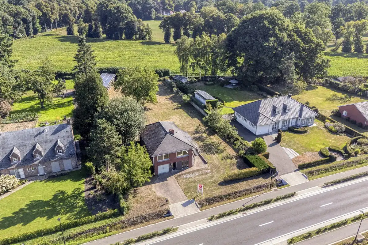 te renoveren huis op een perceel van 2445m² te koop in Geel foto 24