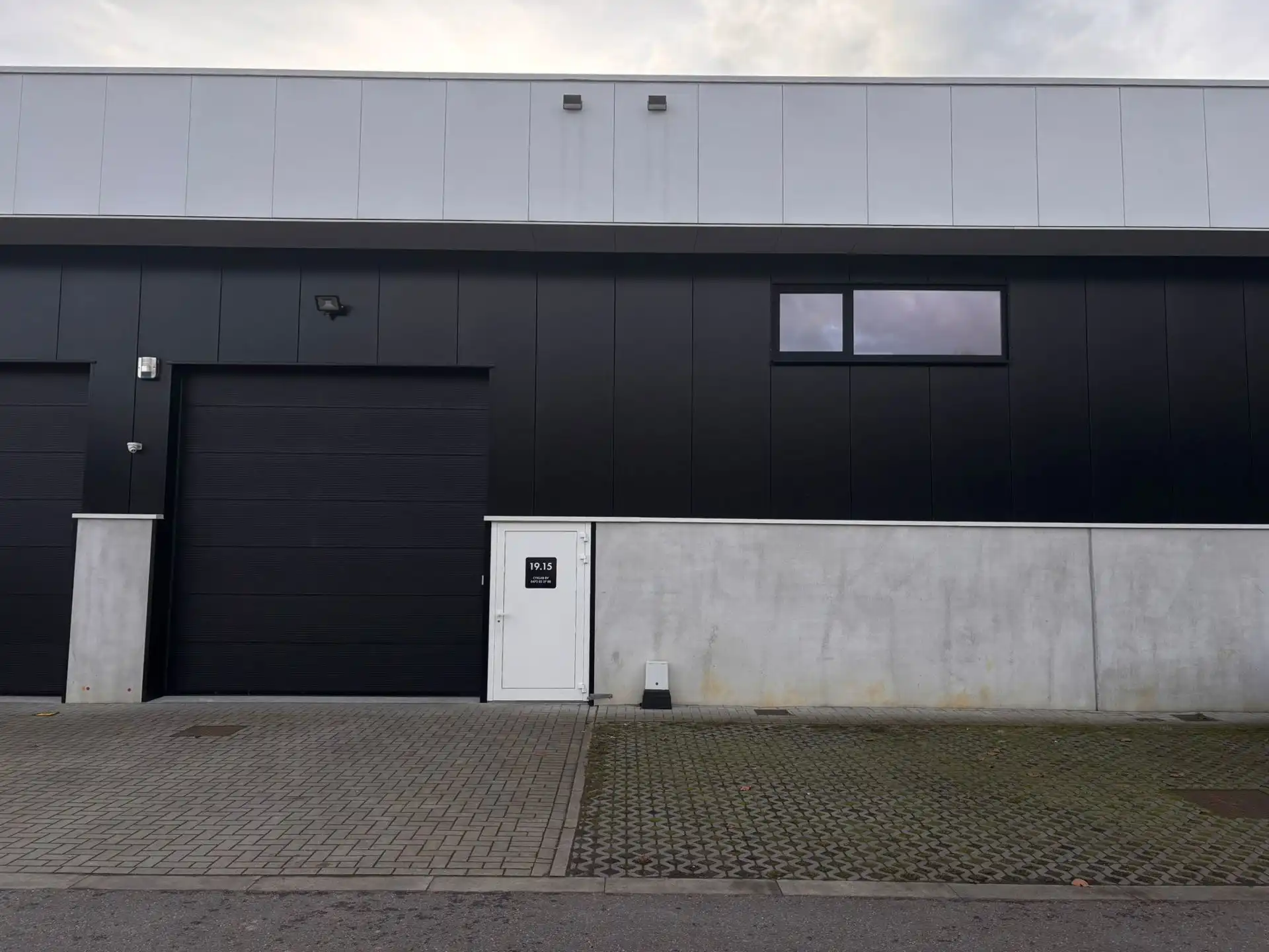 KMO-Unit te huur in Genk van 195m² + kantoren-sanitair-airco foto {{pictureIndex}}