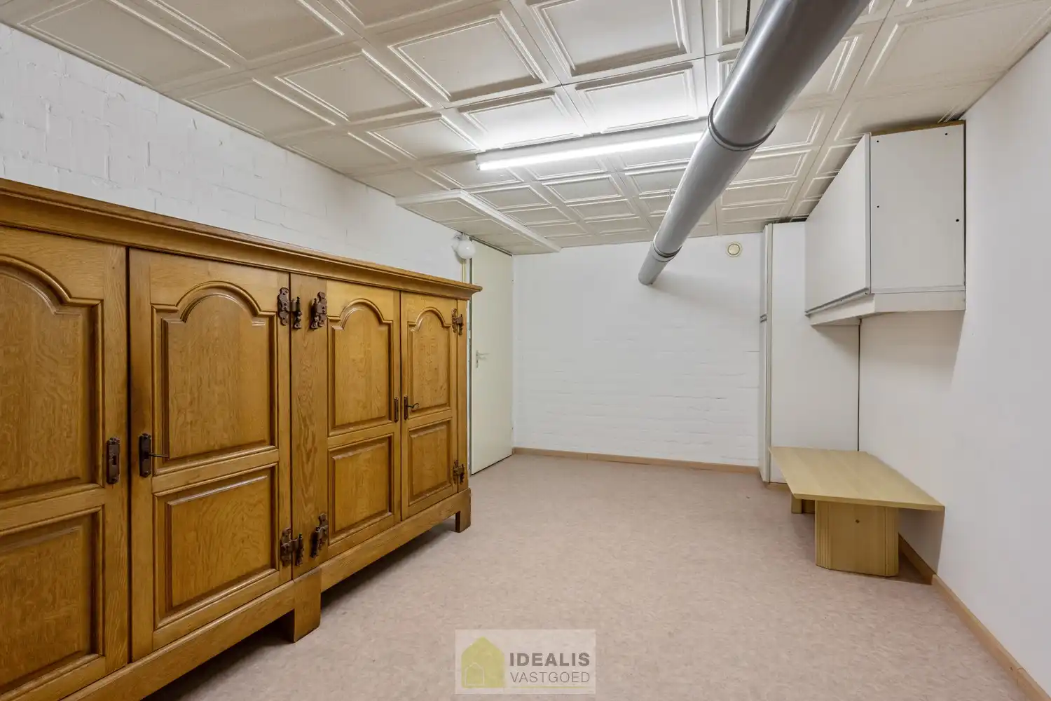 IDEALIS VASTGOED – RUIM APPARTEMENT MET TERRAS VAN CA.35M² EN PRIVATIEVE GARAGE IN HARTJE LOMMEL! Dit ruime appartement met een netto bewoonbare oppervlakte van ca.101m² bevindt zich op de 1e verdieping. Het appartement is vlot bereikbaar via de trappenzaal. Een naar eigen smaak op te frissen, goed ingedeeld en lichtrijk appartement met 2 slaapkamers, ruim terras en privatieve garage met sectionale poort! Zeker het bezoeken waard!! foto 20