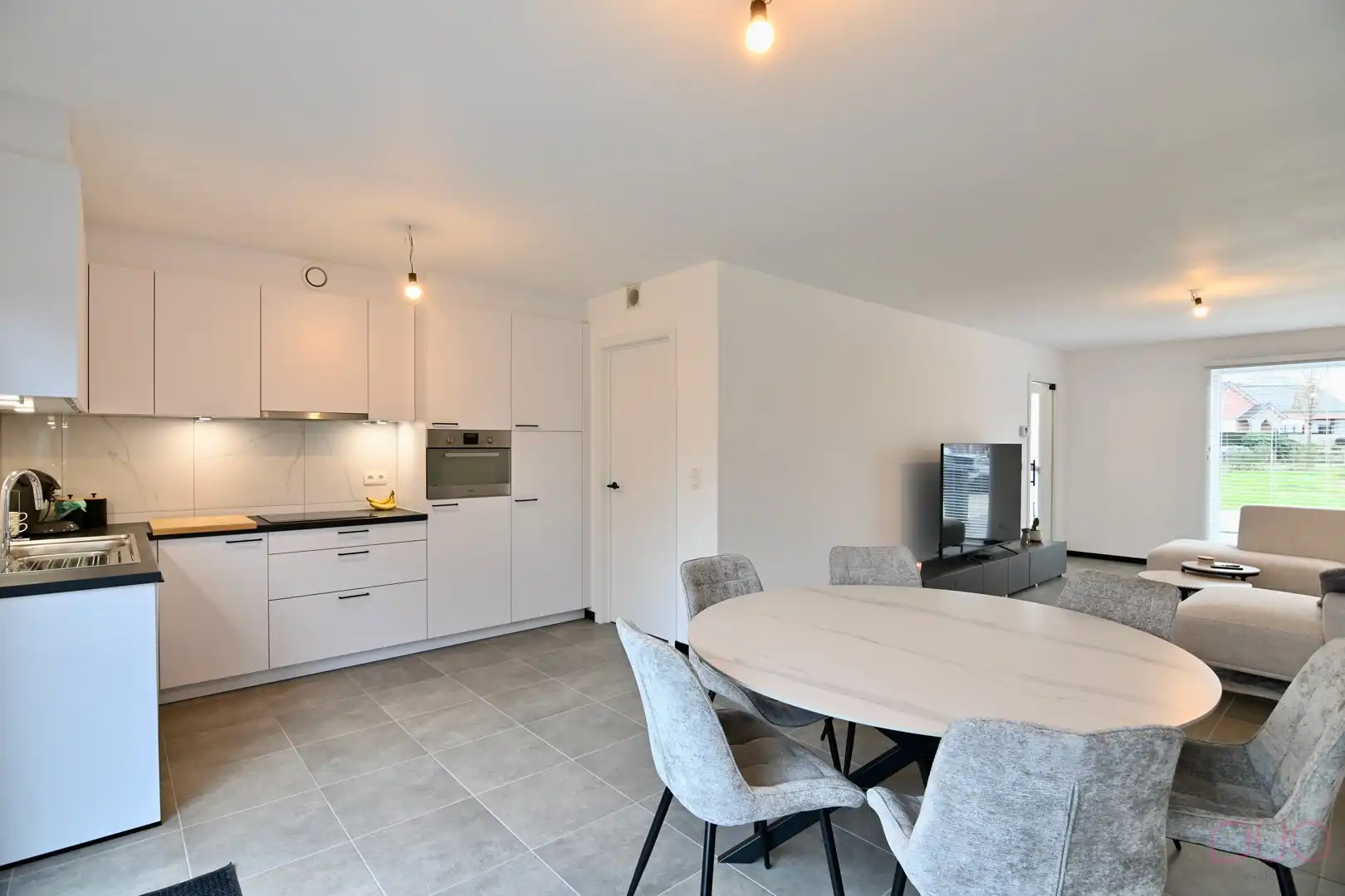 Moderne halfopen gezinswoning. foto 6