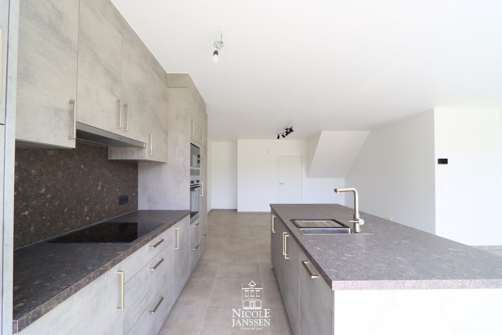 Halfvrijstaande nieuwbouwoning met 3 slaapkamers, carport en tuin in een rustige omgeving foto 7