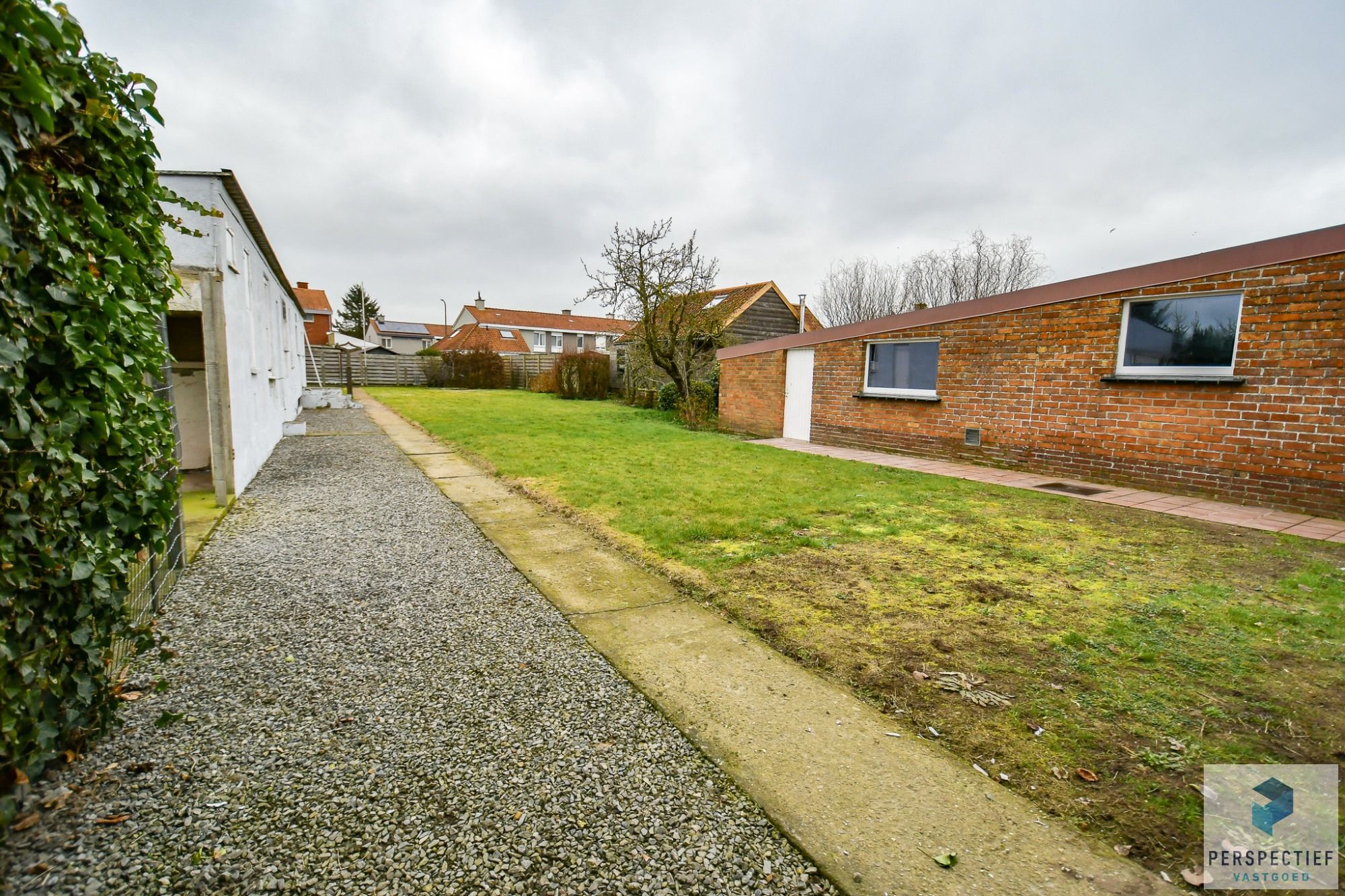 BEZOEKMOMENT WOENSDAG 06/08 VAN 16.30U TOT 18.30U | INSTAPKLARE WONING met GARAGE, 2 SLPK - GROTE GARAGE/ LOODS en TUIN foto 4