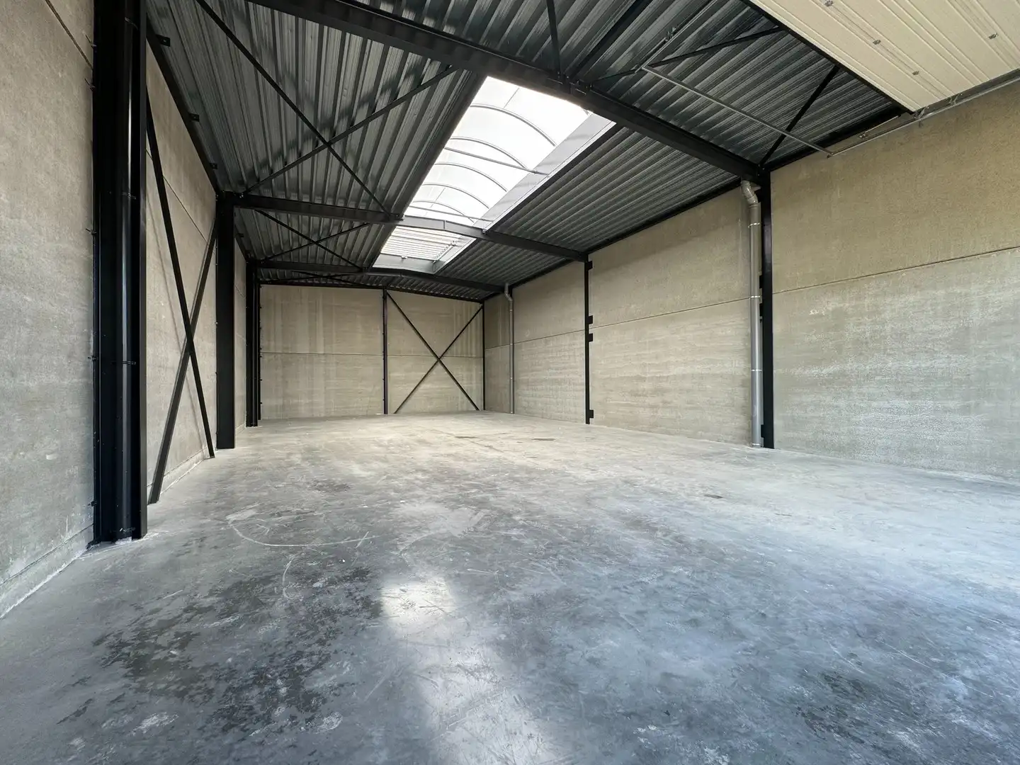 KMO unit met autostaanplaats in de nabijheid van de Rijksweg. foto 3