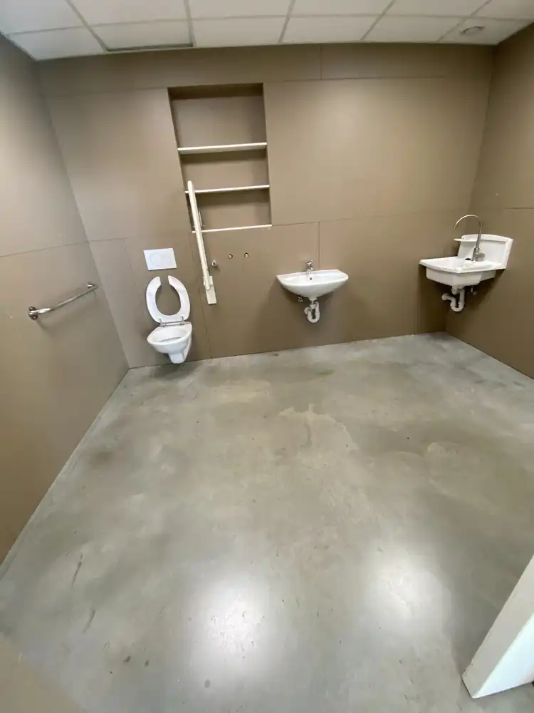 Bedrijfshal met kantoor foto 23