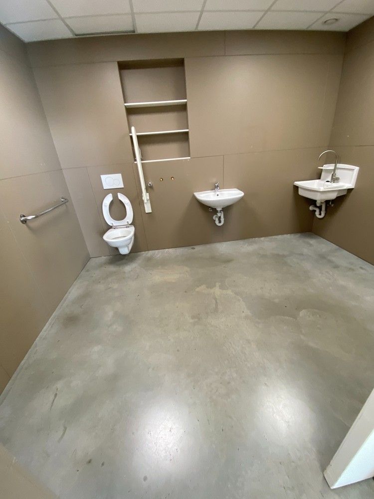 Bedrijfshal met kantoor foto 23