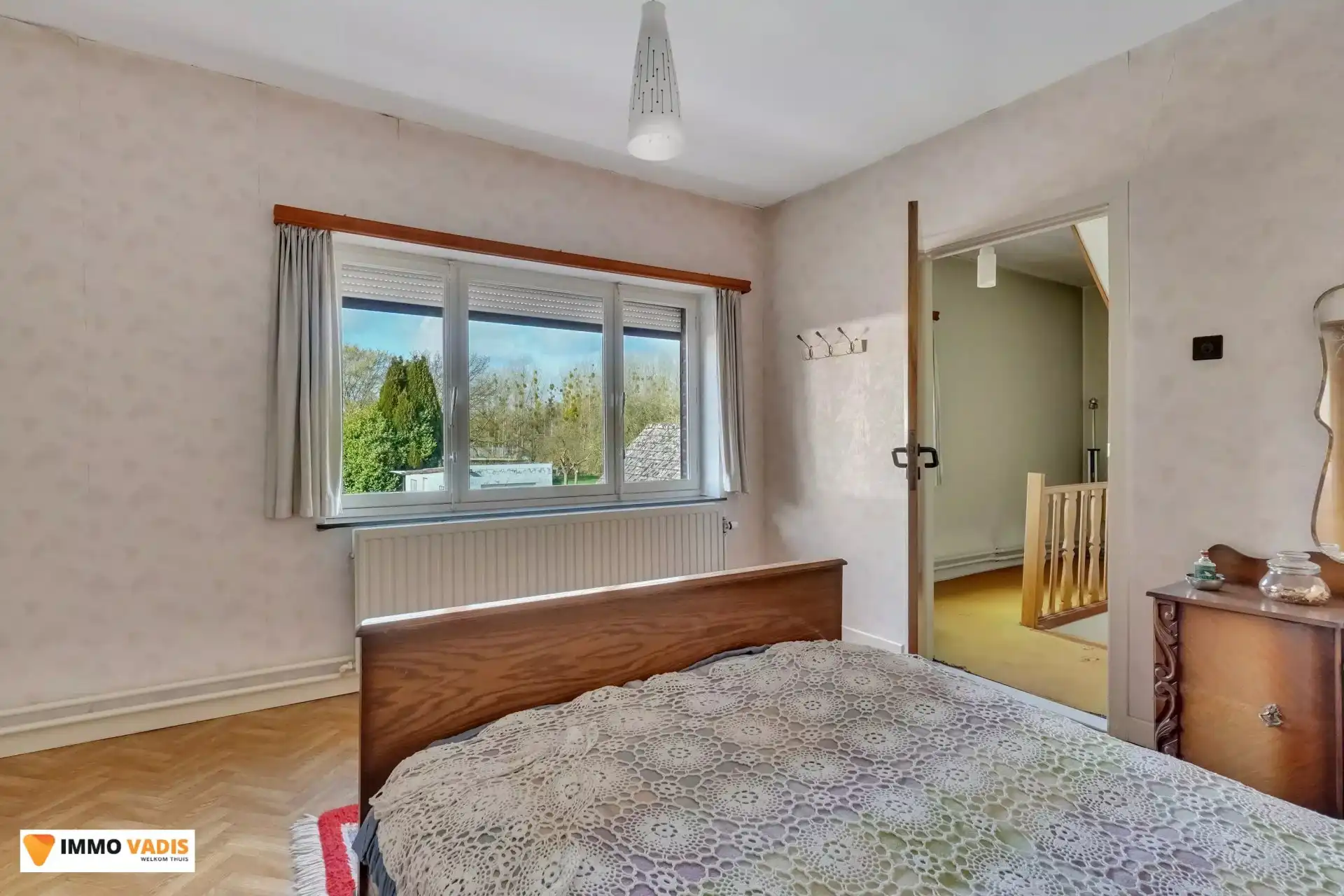 Halfopen bebouwing met 4 slaapkamers en vrijstaande garage foto 8