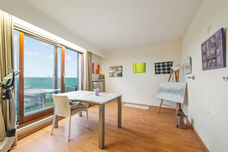 Roeselare-stadskern. PENTHOUSE op 6de verdieping aan het Coninckplein gelegen, met 2 slaapkamers, ochtendterras en avondterras. Een pareltje met unieke ligging ! foto 9