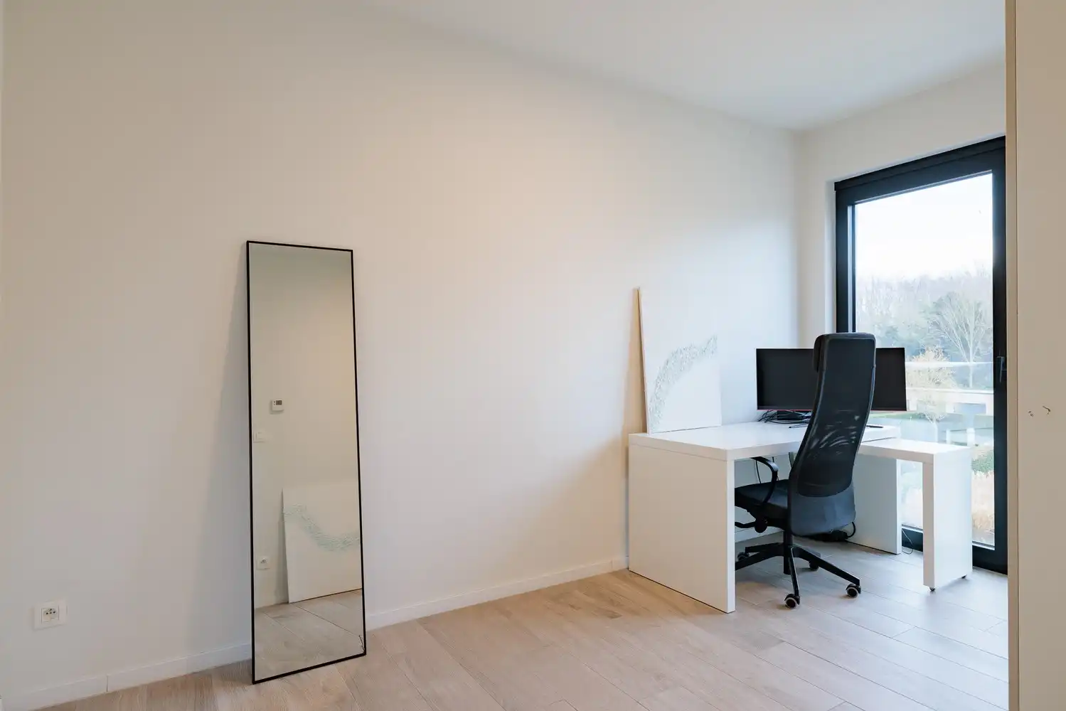 Recent en lichtrijk 2-slaapkamerappartement met garage foto 20