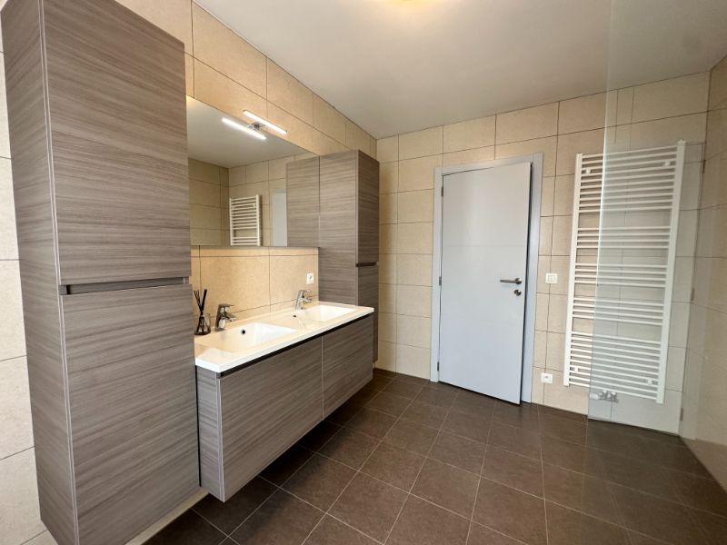 Instapklaar (volledig opgeschilderd) duplexappartement met 2 ruime slpk., terras, ondergrondse autostpl + kelderberging foto 11