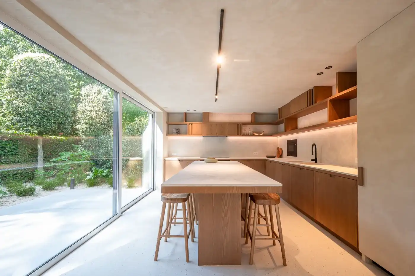 Luxueus gerenoveerde villa met zwembad op een toplocatie in een rustige residentiële wijk van het Zoute. foto 21
