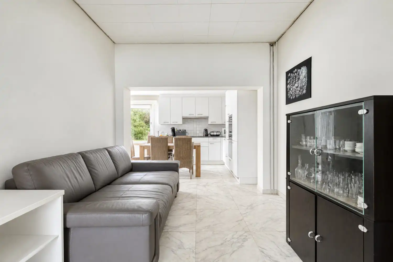 RUIME EN GERENOVEERDE WONING MET 4 SLAAPKAMERS EN WESTGERICHTE TUIN TE HALEN! foto 6
