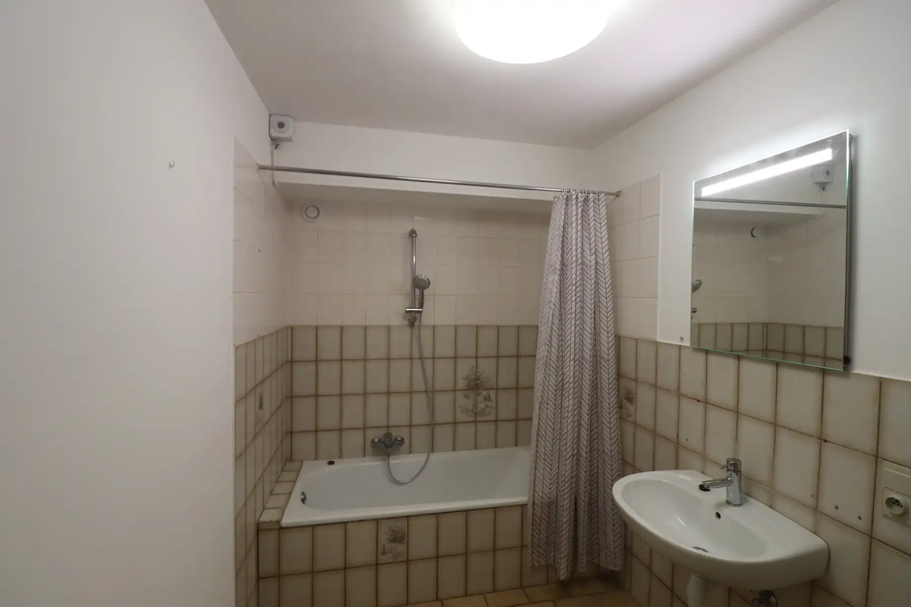 Woning met 4 slaapkamers, terras met tuin en garage. foto 9