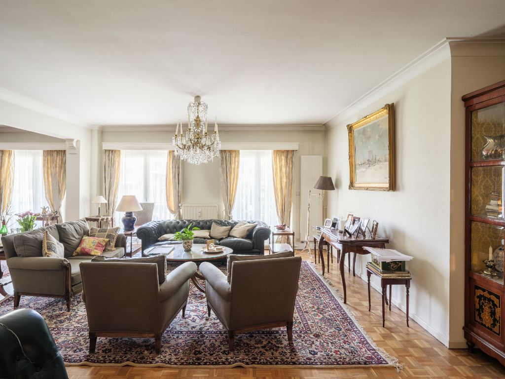 Ruim en stijlvol 4 slpk-appartement (bew.opp. 274 m2) met terras, gelegen op de eerste verdieping van de standingvolle residentie ‘Trianon’ op slechts 10 minuten van 'Centrum Gent'. foto 13