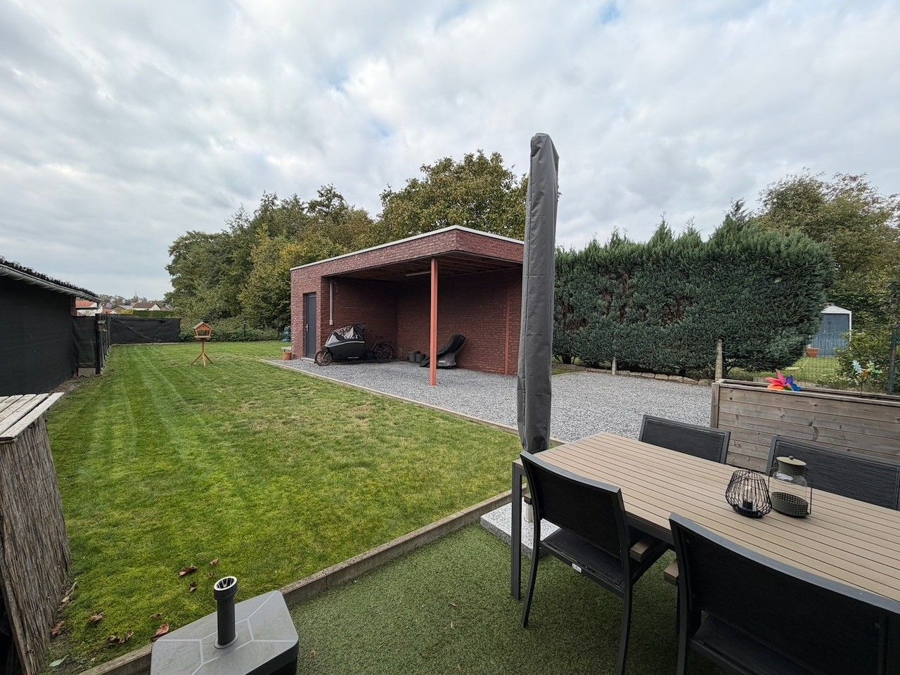 Genk, Leemstraat 28: Moderne, energiezuinige woning met 3 slaapkamers, tuin, carport, tuinberging,... foto 3