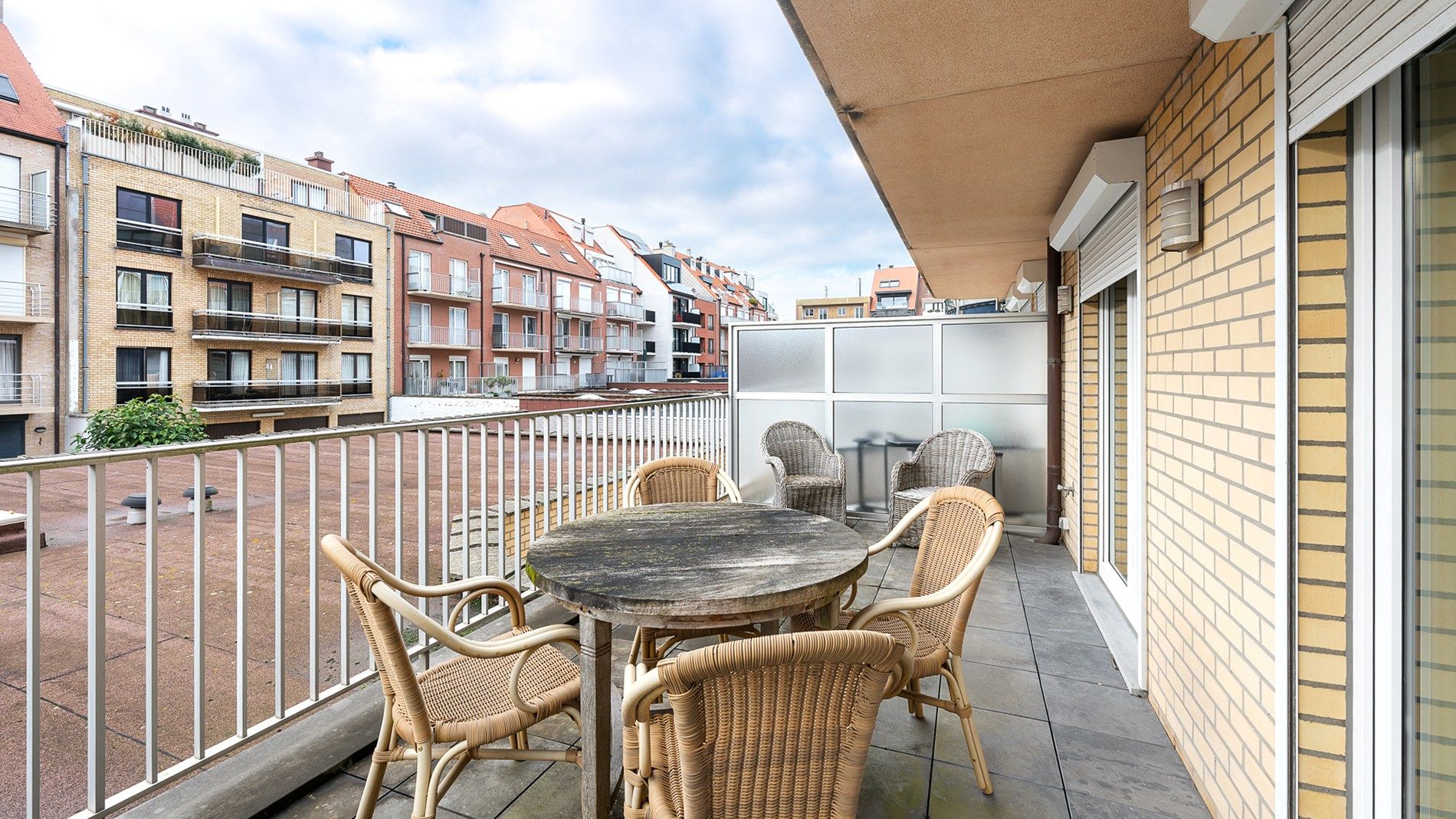 Ruim appartement (100m²) met zongericht terras foto 2