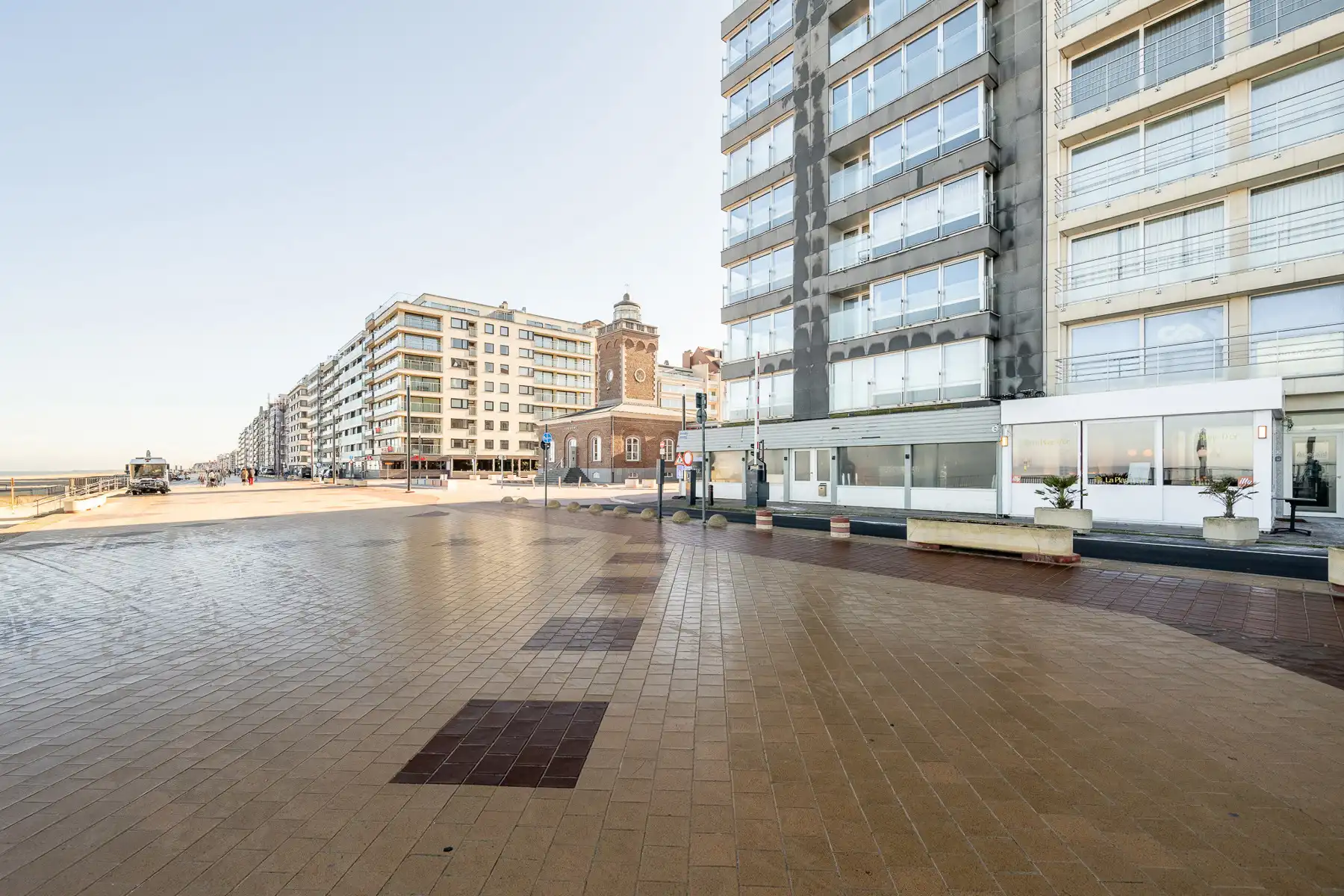 Horeca pand gelegen op een top locatie, op de hoek van de Zeedijk-Knokke en het Lichttorenplein! foto 2