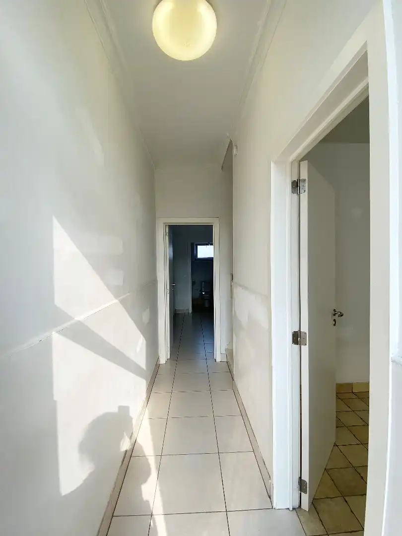 INSTAPKLARE RIJWONING MET KOER IN HARTJE IZEGEM foto 2