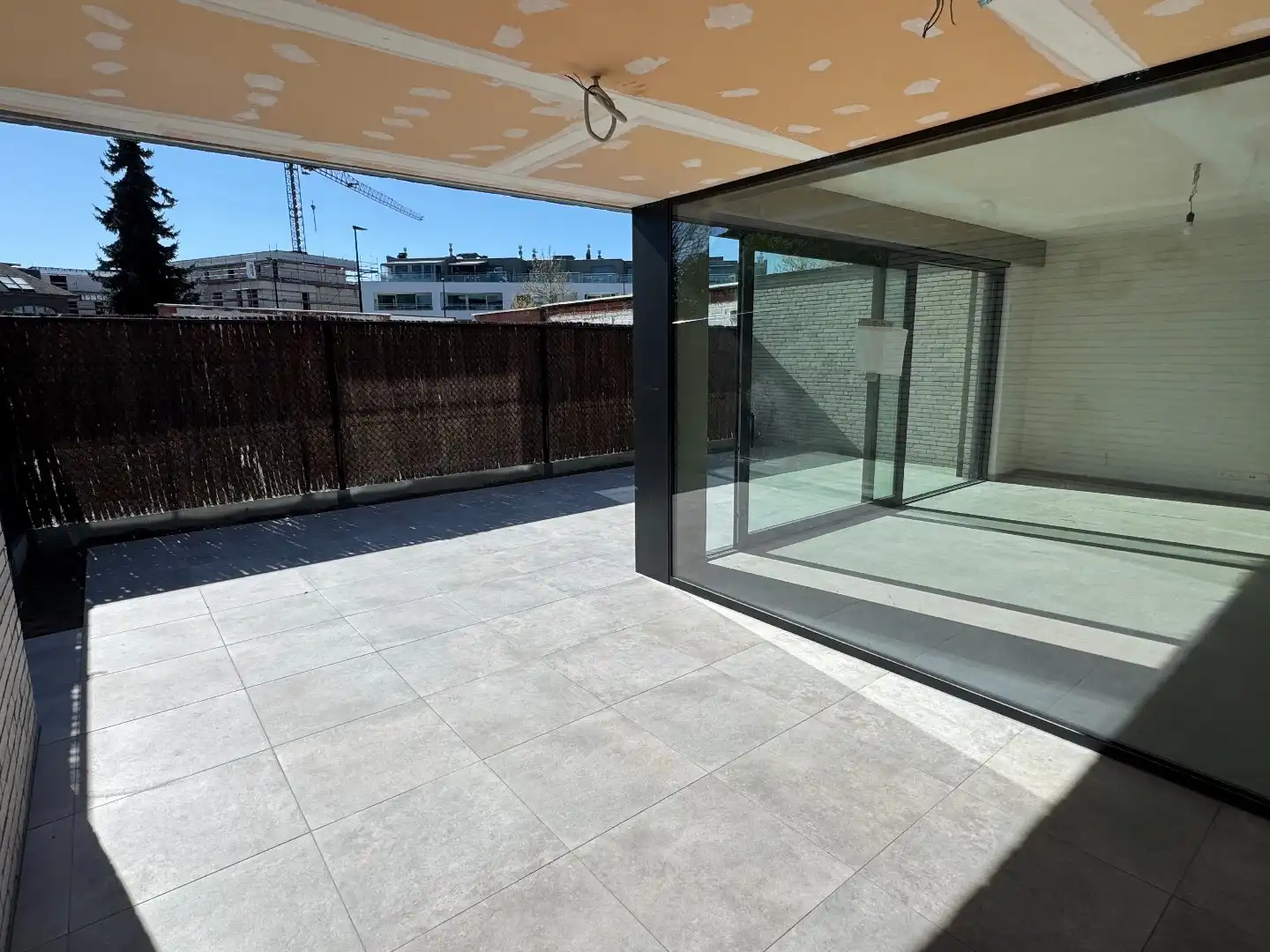 Te koop (6%!) centrum Waregem: Luxe nieuwbouwappartement met 3 slaapkamers op het gelijkvloers. Parking en ruime buitenberging inbegrepen! foto 6