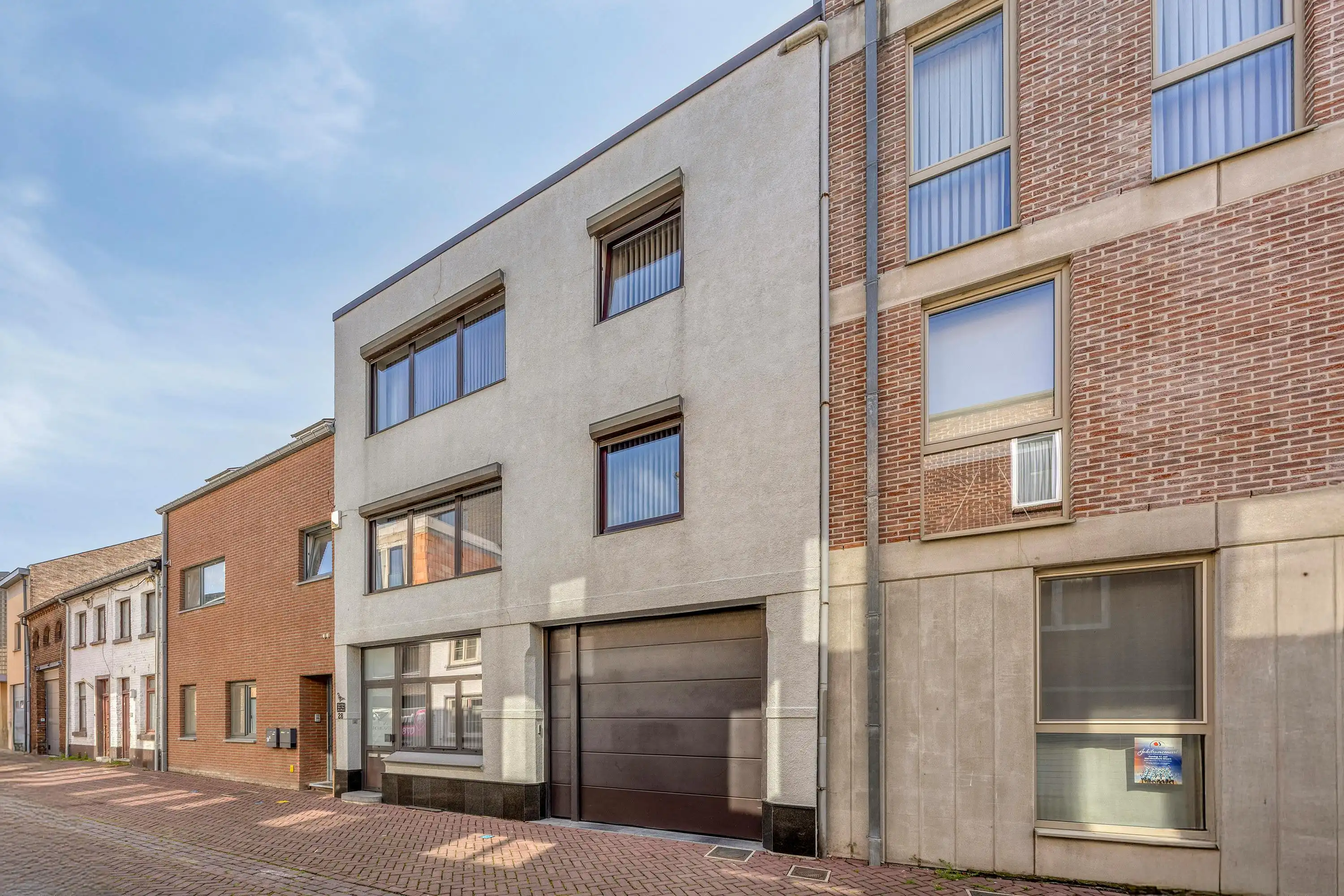 Goed onderhouden huis met riante garage in centrum Maaseik te koop foto 11